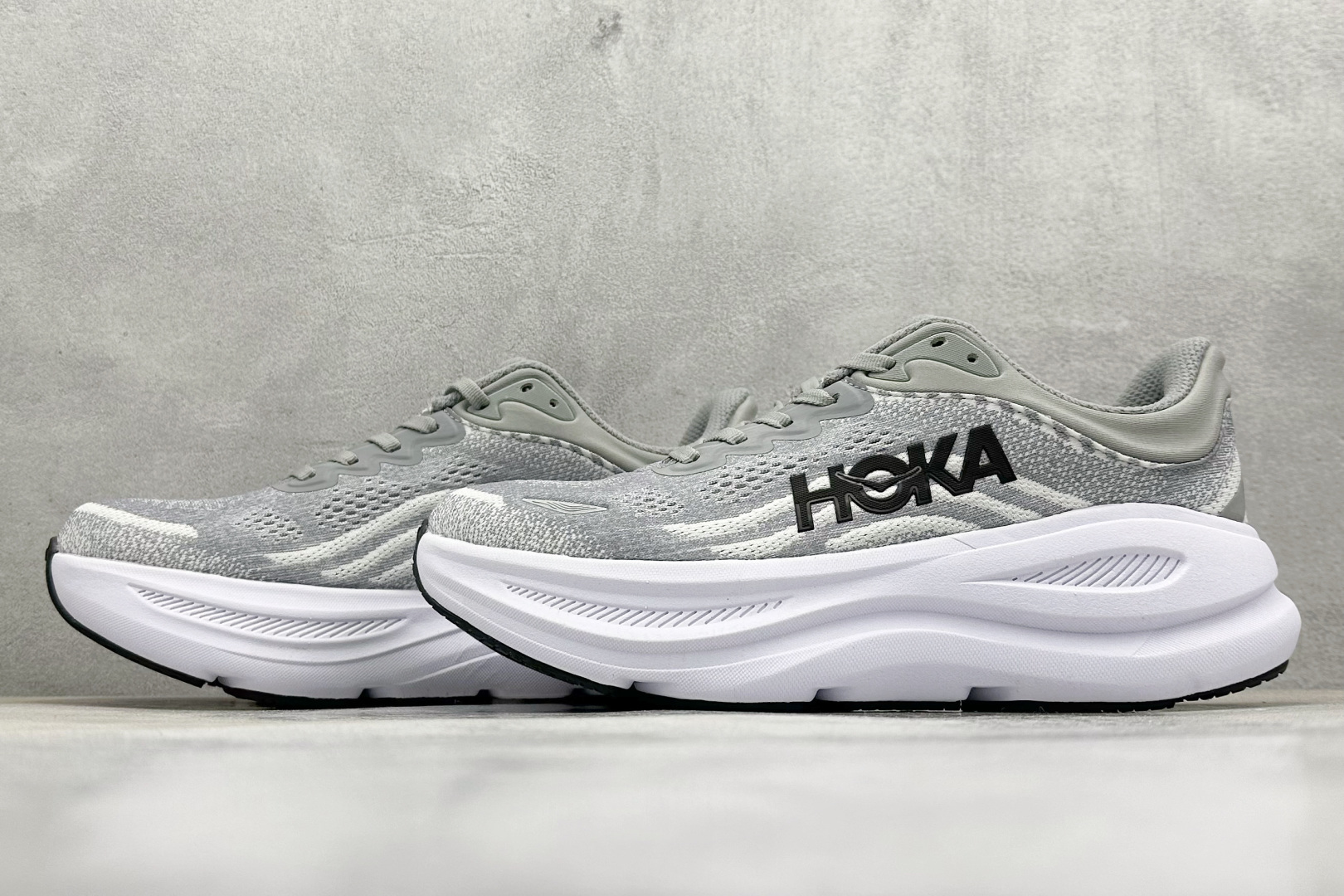 YH版 HOKA M CLIFTON 9 全新配色这个品牌来自于新西兰的毛利语,HOKA表示大地,O