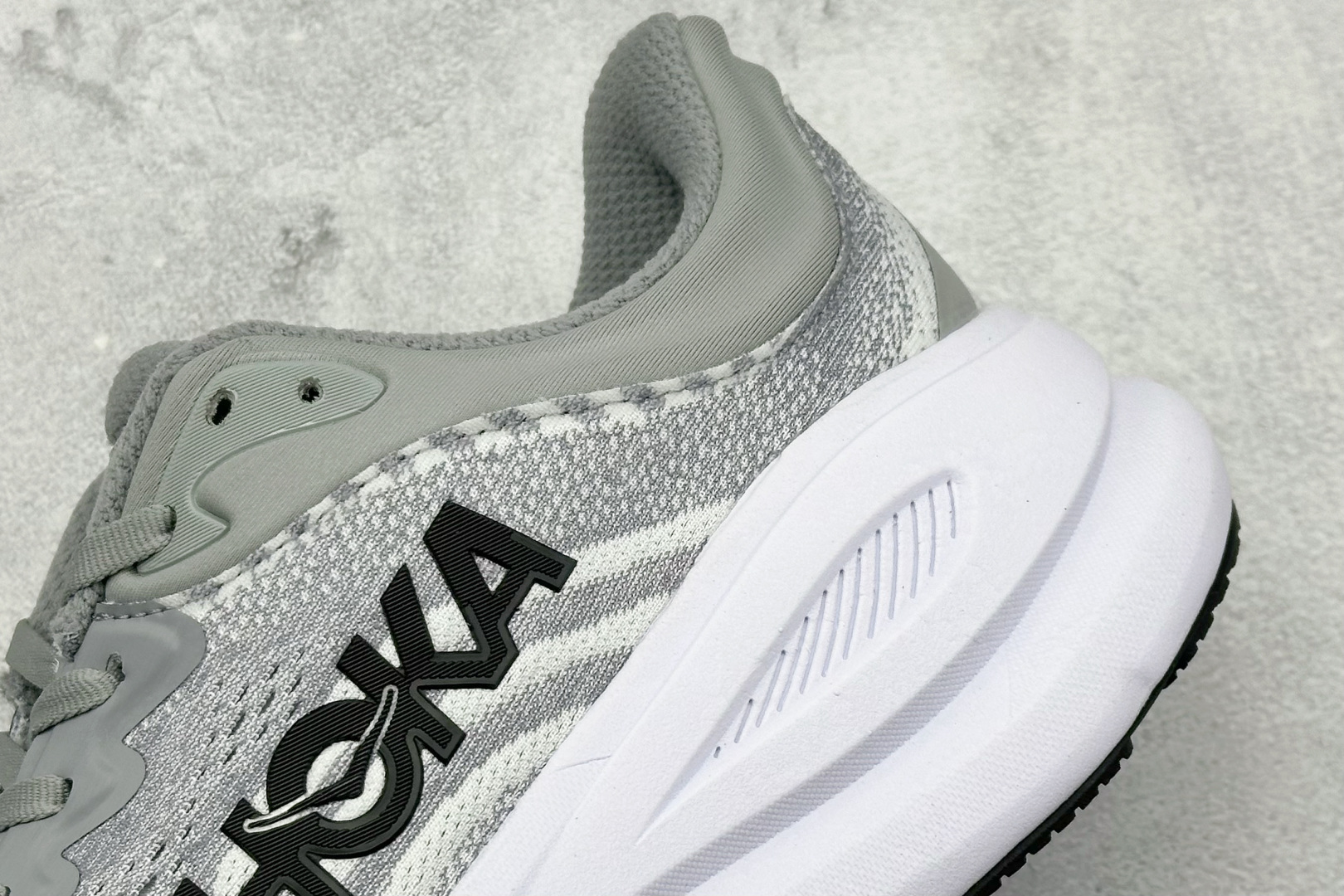 YH版 HOKA M CLIFTON 9 全新配色这个品牌来自于新西兰的毛利语,HOKA表示大地,O