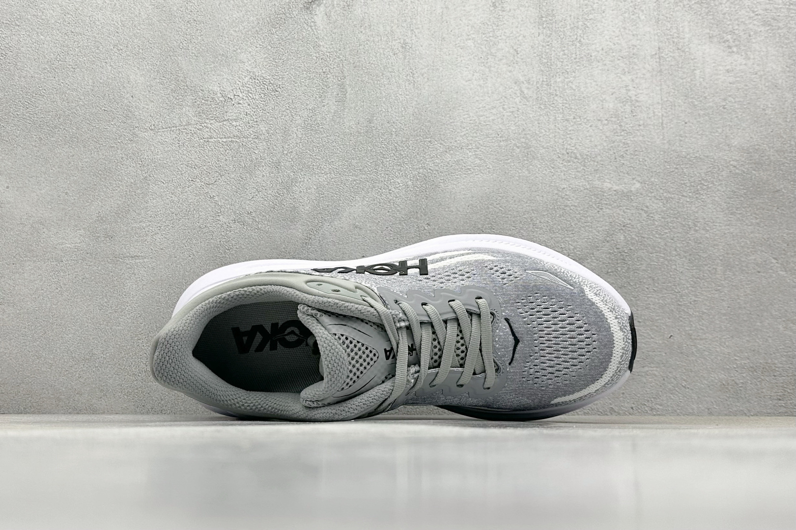 YH版 HOKA M CLIFTON 9 全新配色这个品牌来自于新西兰的毛利语,HOKA表示大地,O