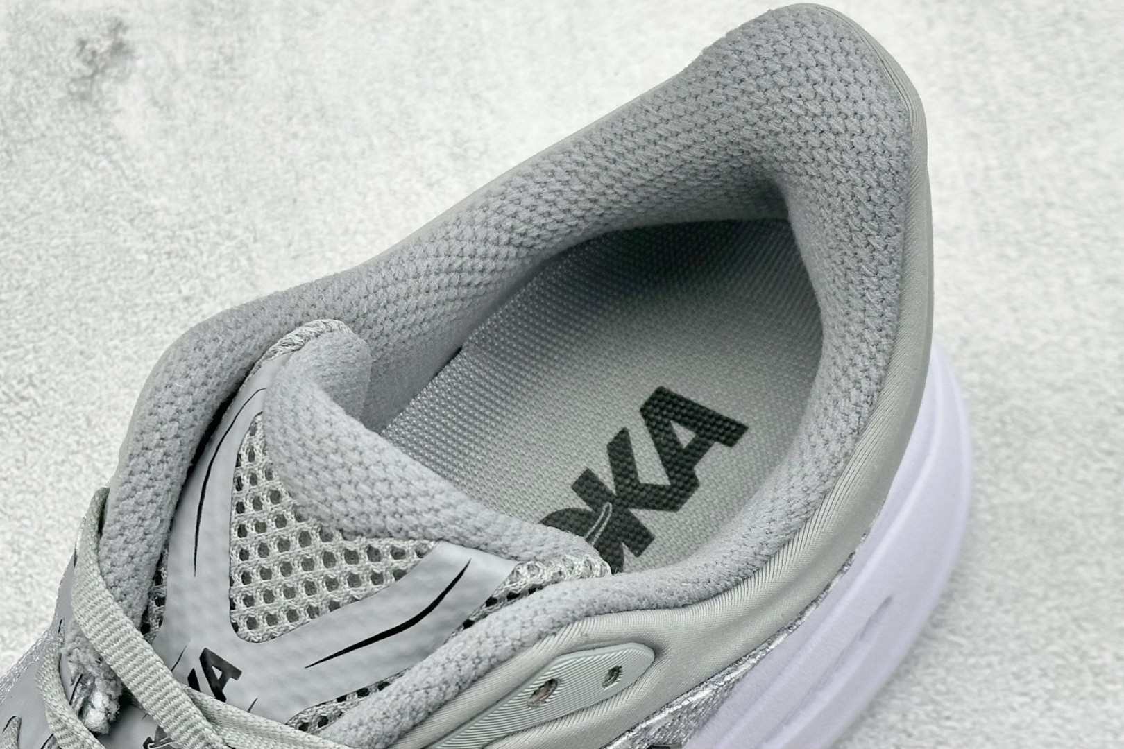 YH版 HOKA M CLIFTON 9 全新配色这个品牌来自于新西兰的毛利语,HOKA表示大地,O