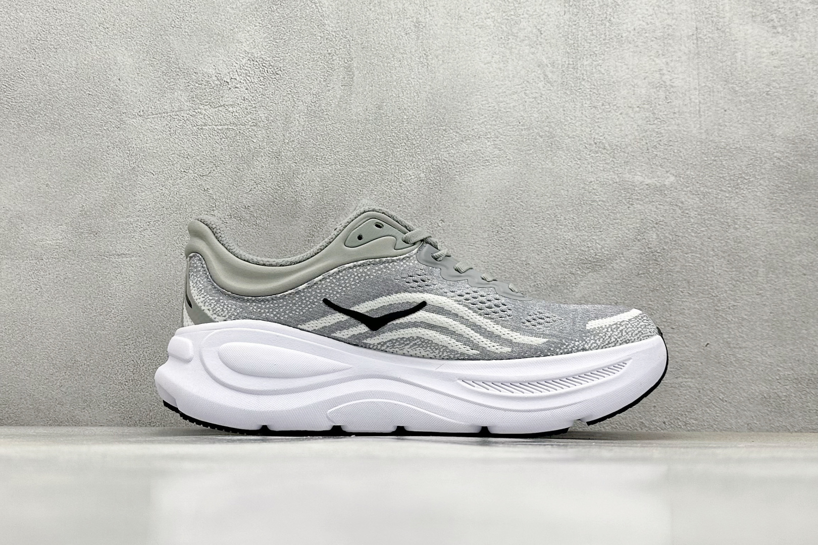 YH版 HOKA M CLIFTON 9 全新配色这个品牌来自于新西兰的毛利语,HOKA表示大地,O