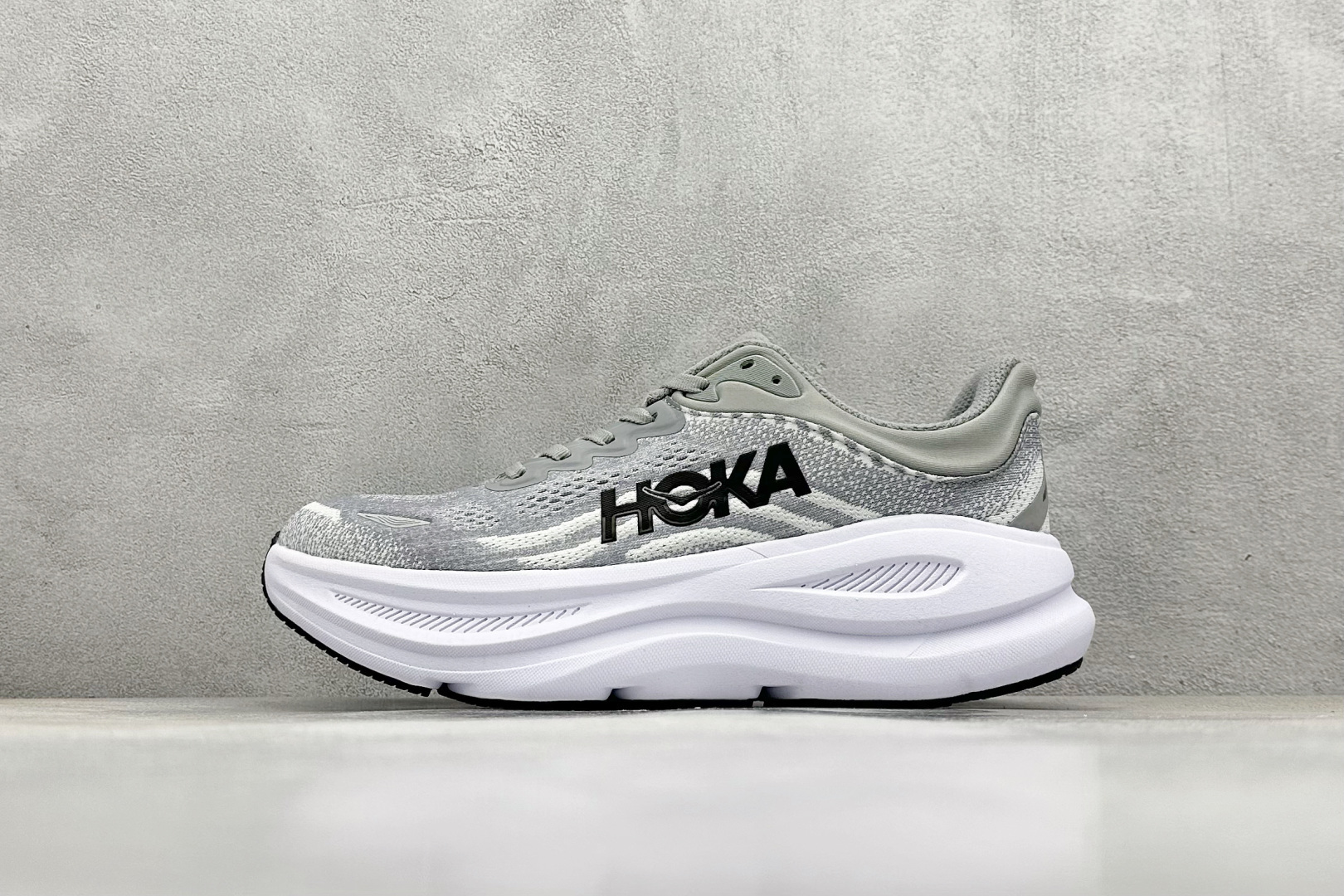 YH版 HOKA M CLIFTON 9 全新配色这个品牌来自于新西兰的毛利语,HOKA表示大地,O