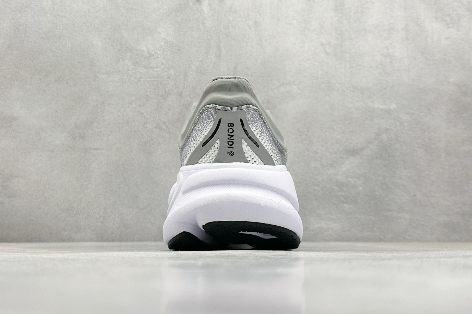 YH版 HOKA M CLIFTON 9 全新配色这个品牌来自于新西兰的毛利语,HOKA表示大地,O