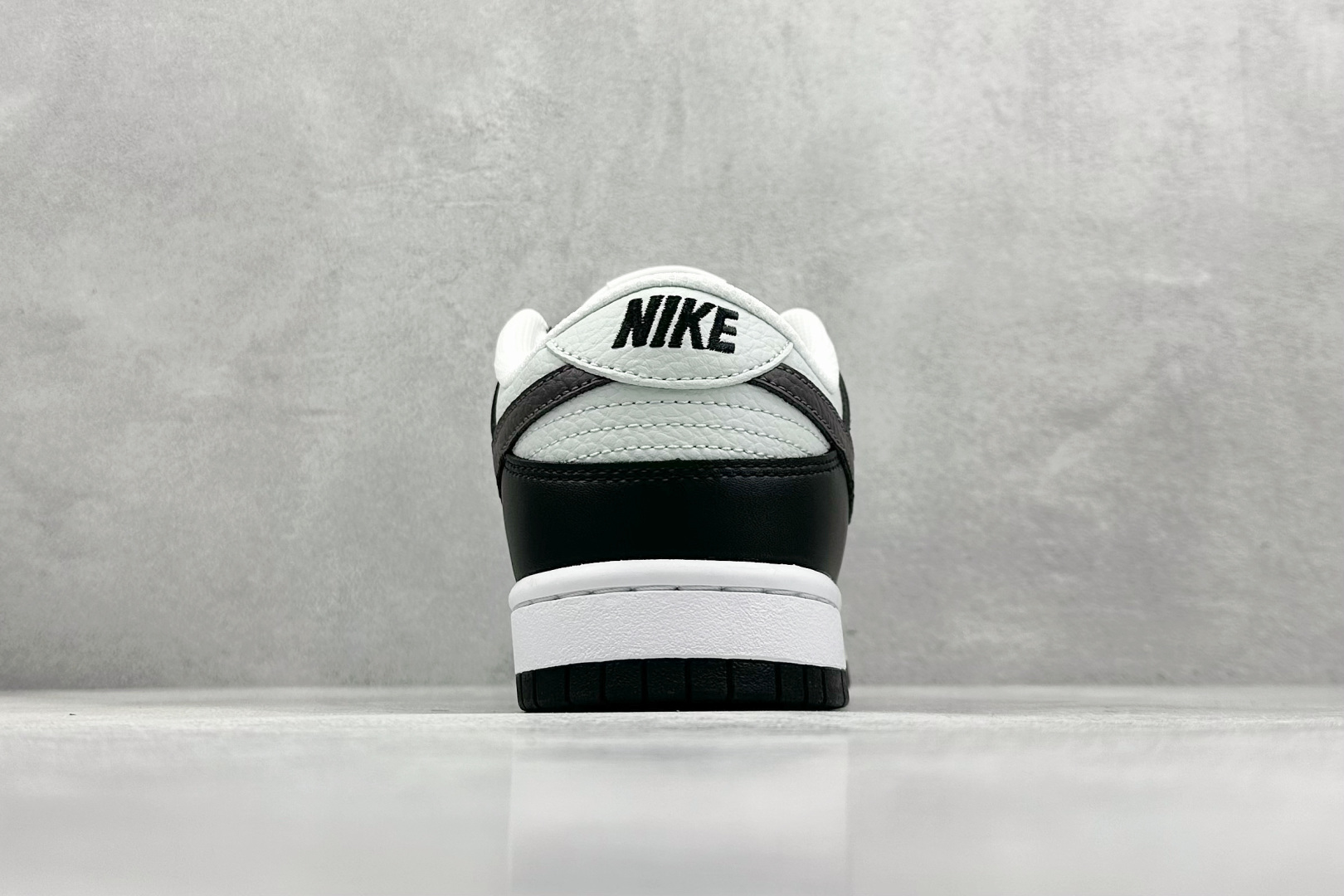  
史诗级性价比 Nike SB Dunk Low 黑灰橙
纯原大厂出品 极力推荐
原装头层材料 独家版