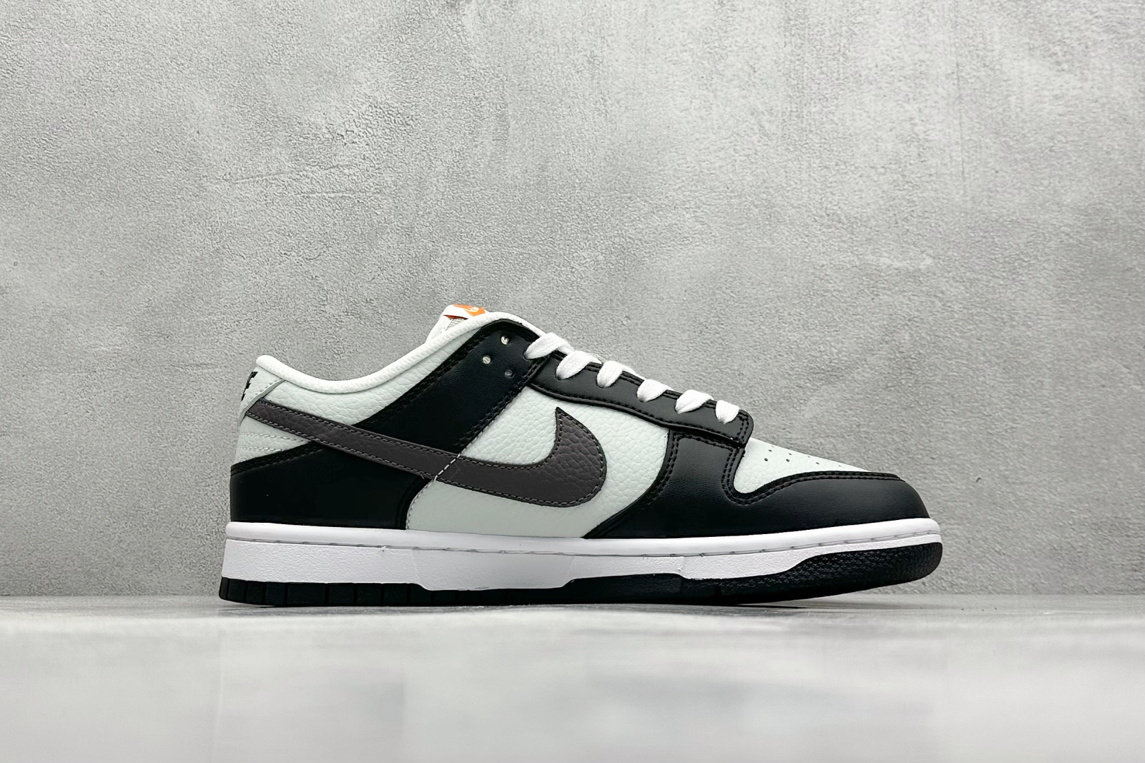  
史诗级性价比 Nike SB Dunk Low 黑灰橙
纯原大厂出品 极力推荐
原装头层材料 独家版