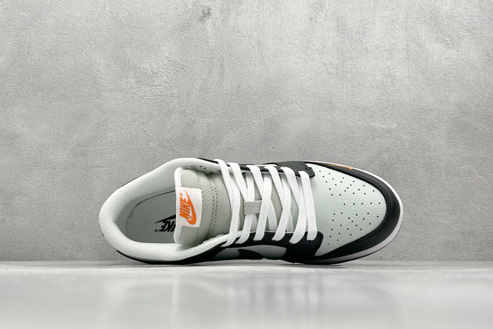  
史诗级性价比 Nike SB Dunk Low 黑灰橙
纯原大厂出品 极力推荐
原装头层材料 独家版