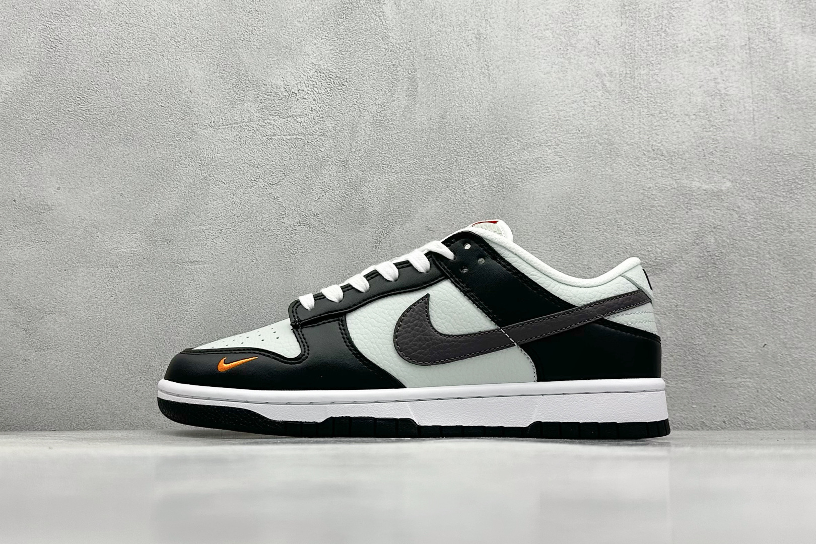 
史诗级性价比 Nike SB Dunk Low 黑灰橙
纯原大厂出品 极力推荐
原装头层材料 独家版
