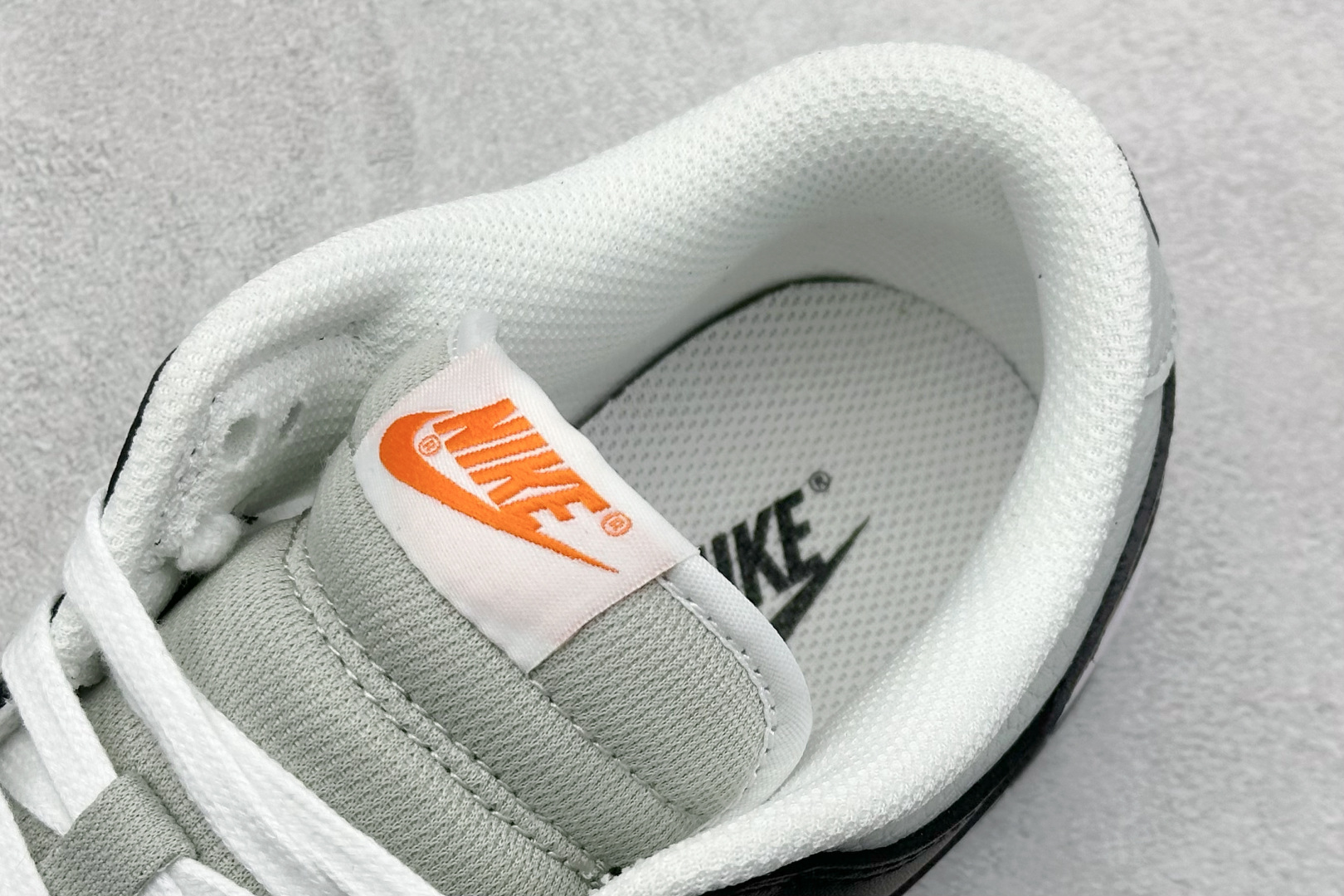  
史诗级性价比 Nike SB Dunk Low 黑灰橙
纯原大厂出品 极力推荐
原装头层材料 独家版
