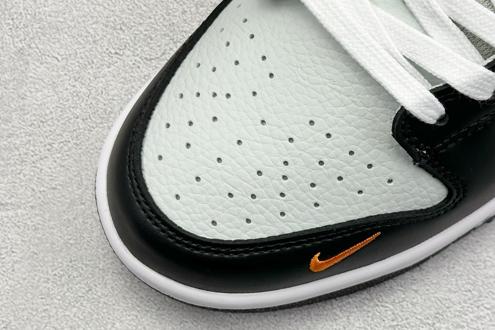  
史诗级性价比 Nike SB Dunk Low 黑灰橙
纯原大厂出品 极力推荐
原装头层材料 独家版