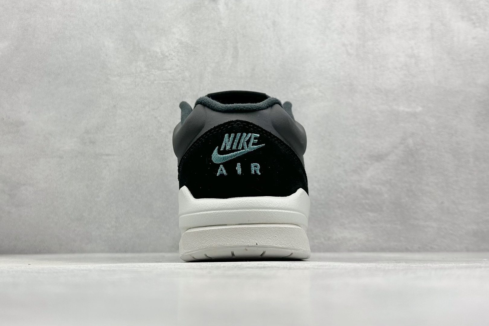  
Nike Jordan Stadium 90 黑白
乔丹90年代体育场系列低帮复古运动篮球鞋
Jor