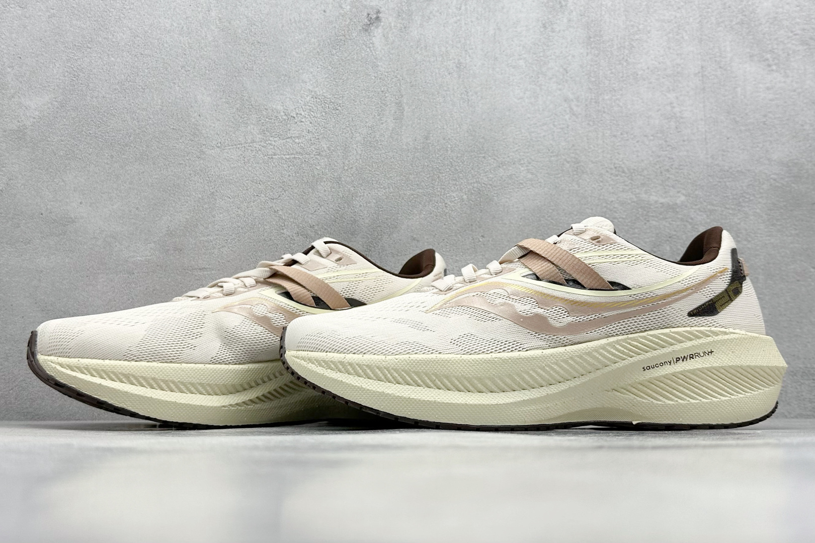 终端放店
XD版 Saucony Triumph 20 索康尼胜利20代旗舰级缓震型跑鞋 性能相比前几