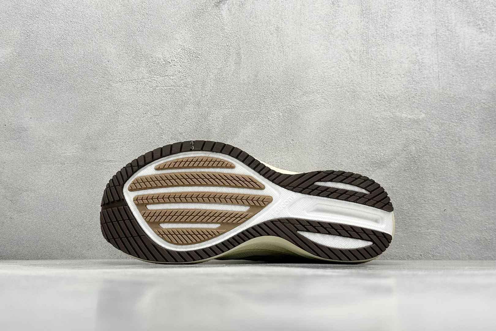终端放店
XD版 Saucony Triumph 20 索康尼胜利20代旗舰级缓震型跑鞋 性能相比前几