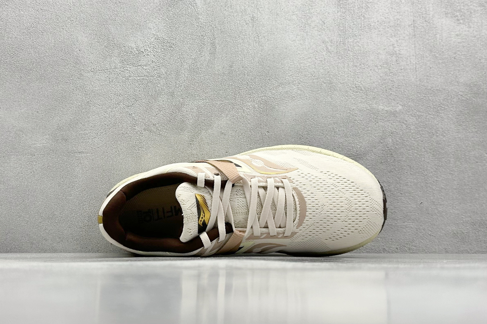 终端放店
XD版 Saucony Triumph 20 索康尼胜利20代旗舰级缓震型跑鞋 性能相比前几