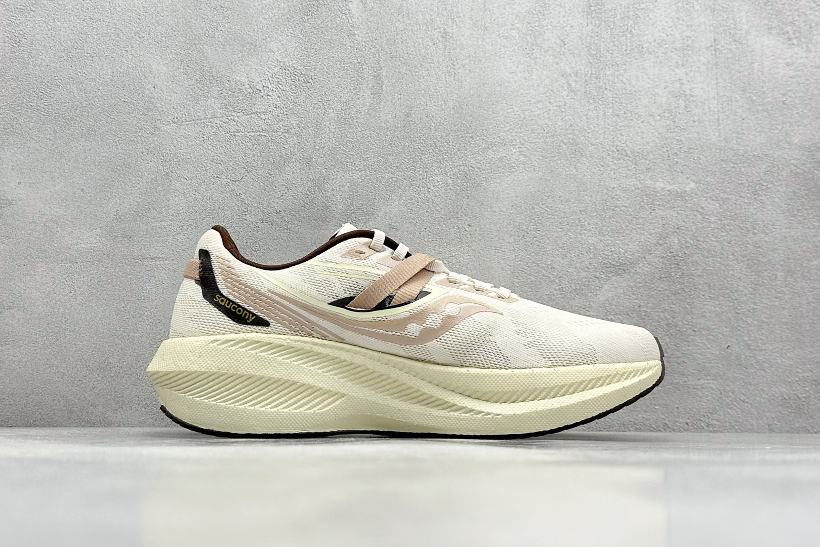 终端放店
XD版 Saucony Triumph 20 索康尼胜利20代旗舰级缓震型跑鞋 性能相比前几