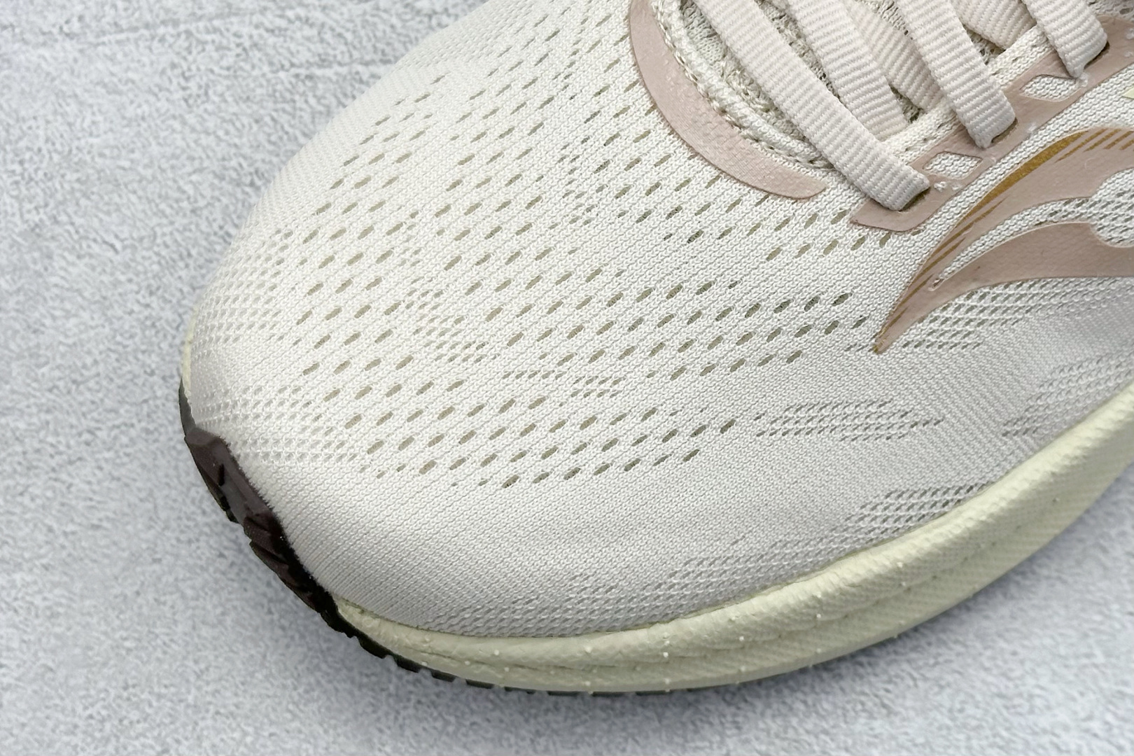 终端放店
XD版 Saucony Triumph 20 索康尼胜利20代旗舰级缓震型跑鞋 性能相比前几