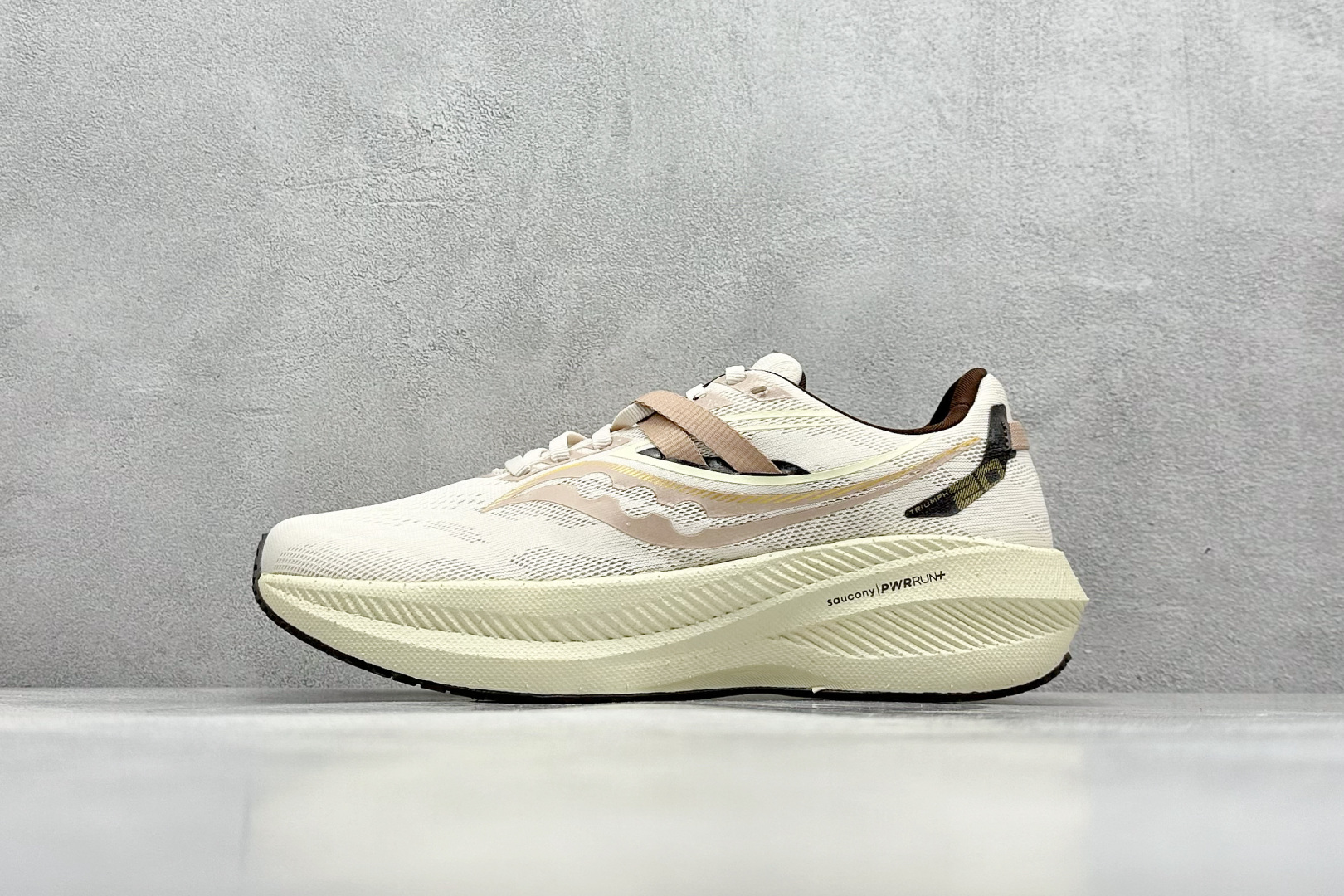 终端放店
XD版 Saucony Triumph 20 索康尼胜利20代旗舰级缓震型跑鞋 性能相比前几