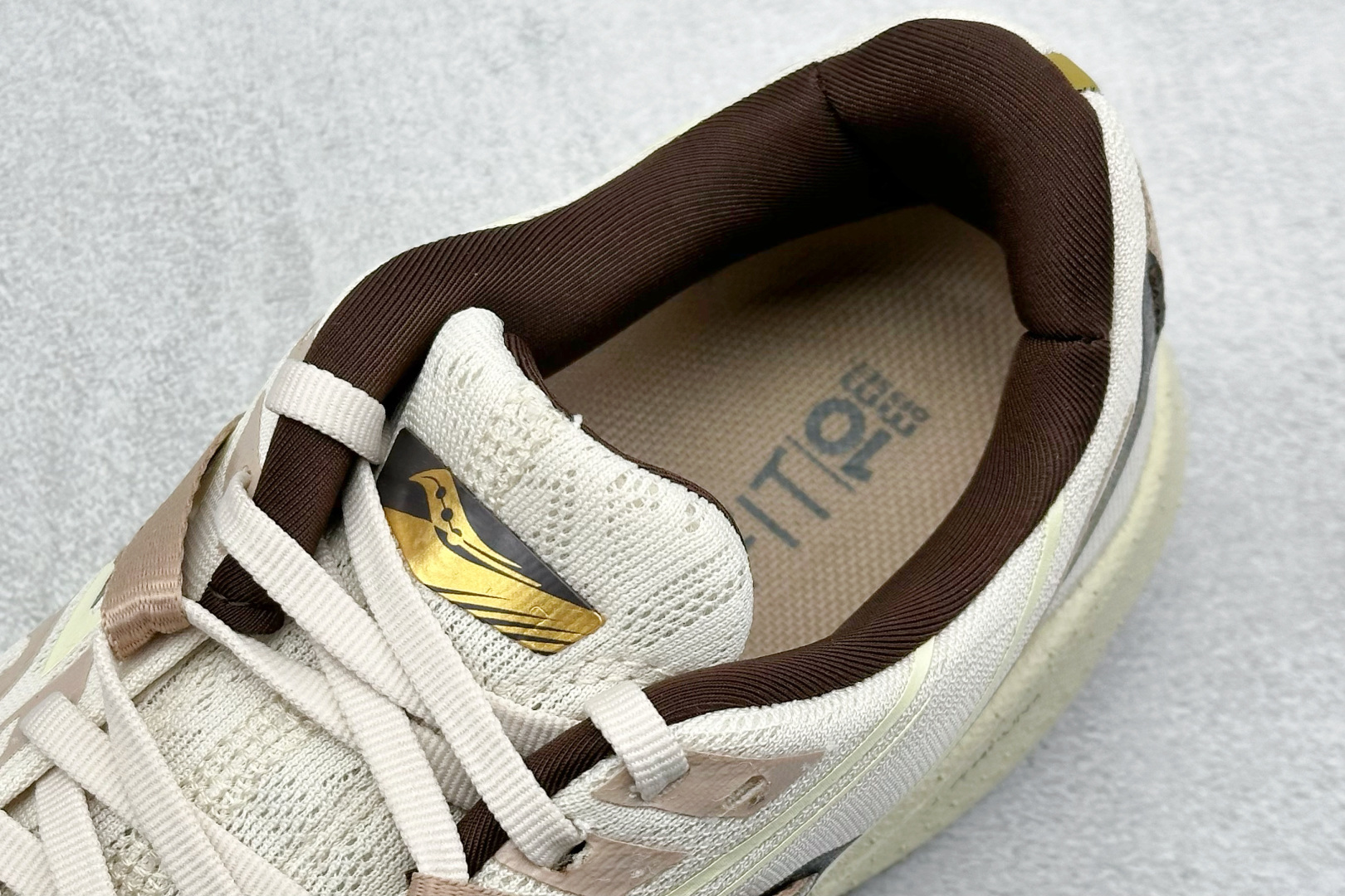 终端放店
XD版 Saucony Triumph 20 索康尼胜利20代旗舰级缓震型跑鞋 性能相比前几