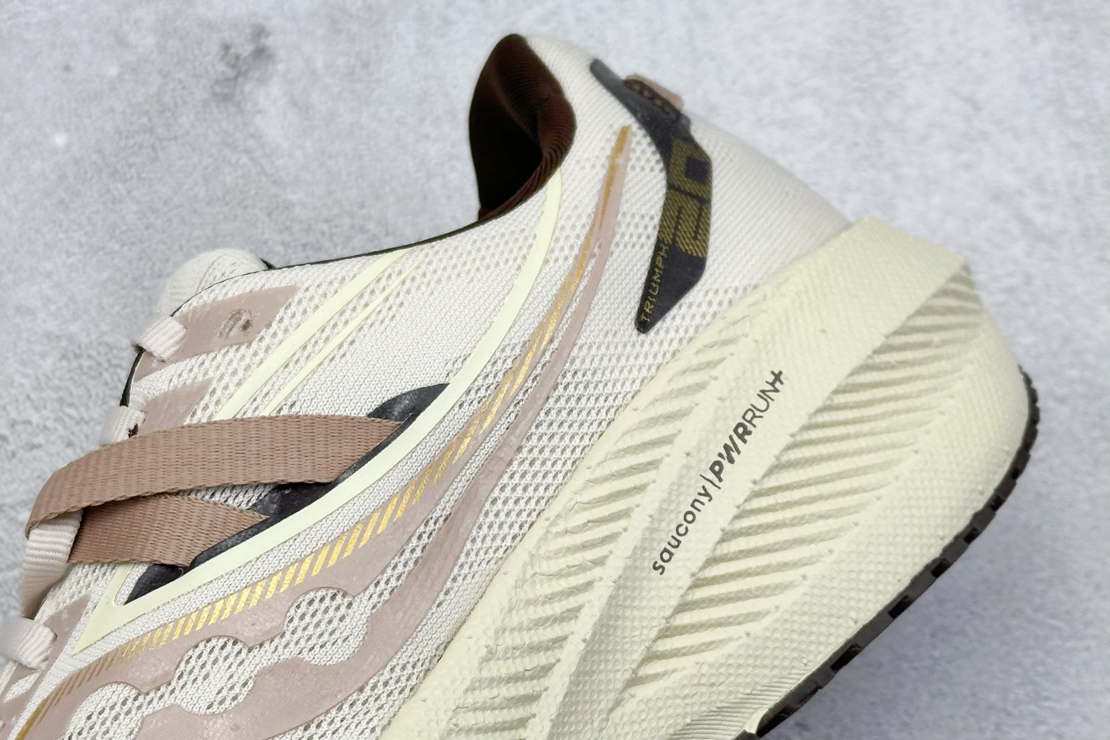 终端放店
XD版 Saucony Triumph 20 索康尼胜利20代旗舰级缓震型跑鞋 性能相比前几