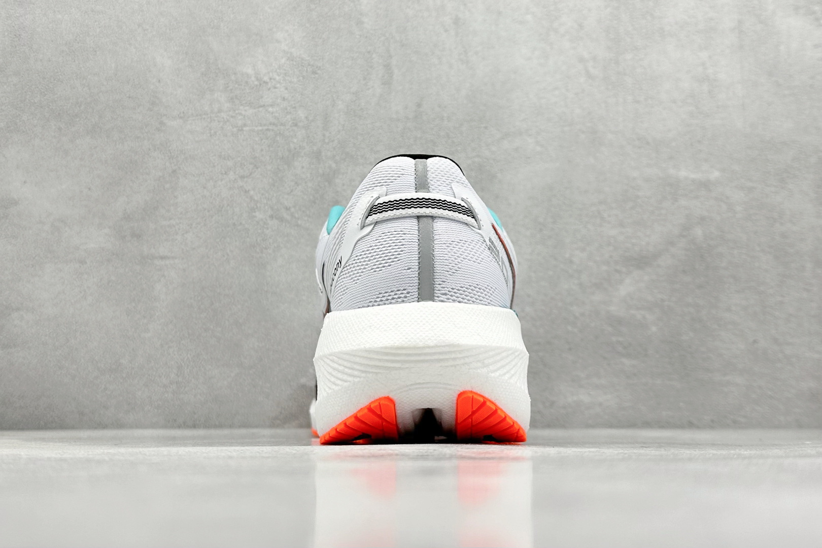 终端放店
XD版 Saucony Triumph 20 索康尼胜利20代旗舰级缓震型跑鞋 性能相比前几