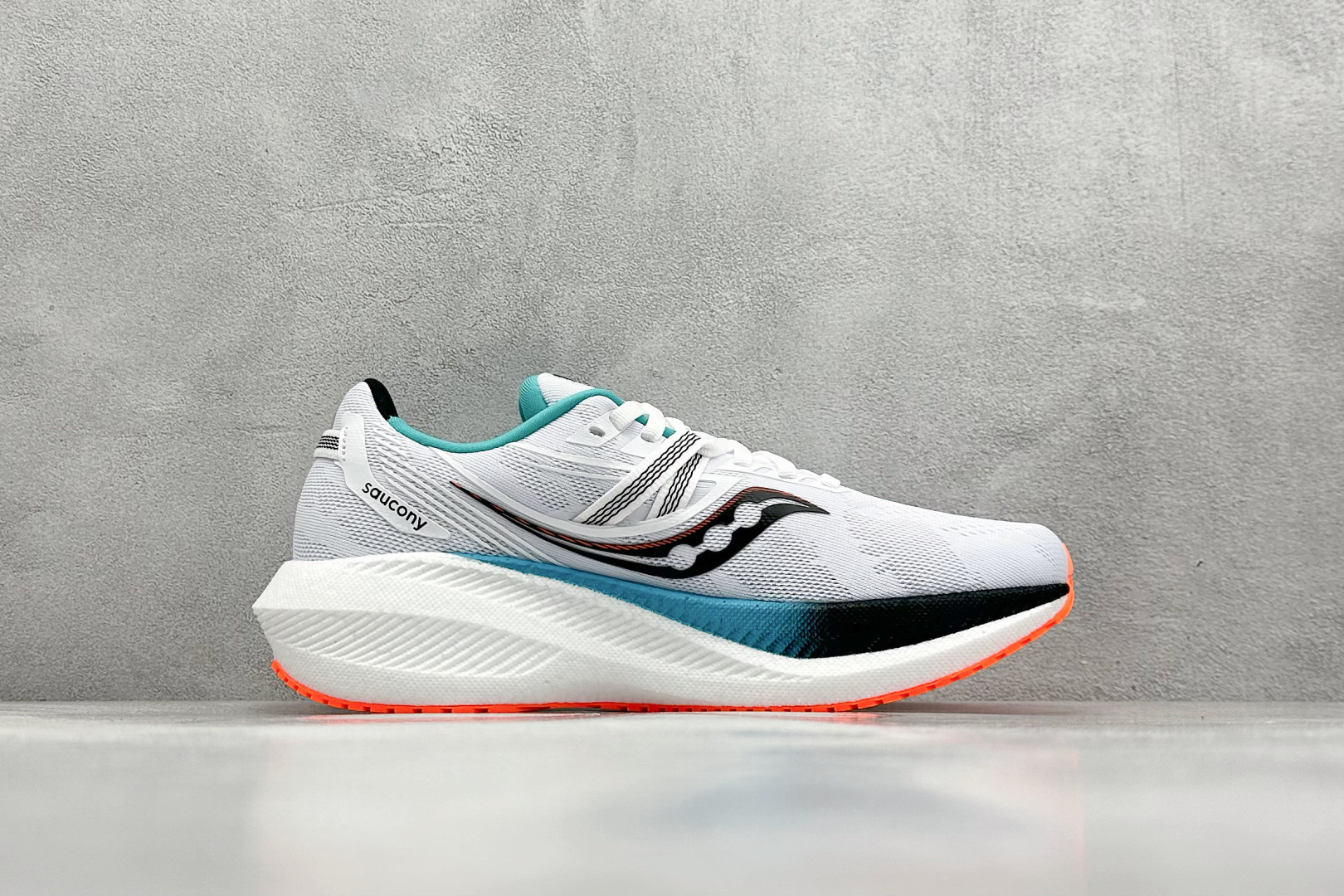终端放店
XD版 Saucony Triumph 20 索康尼胜利20代旗舰级缓震型跑鞋 性能相比前几