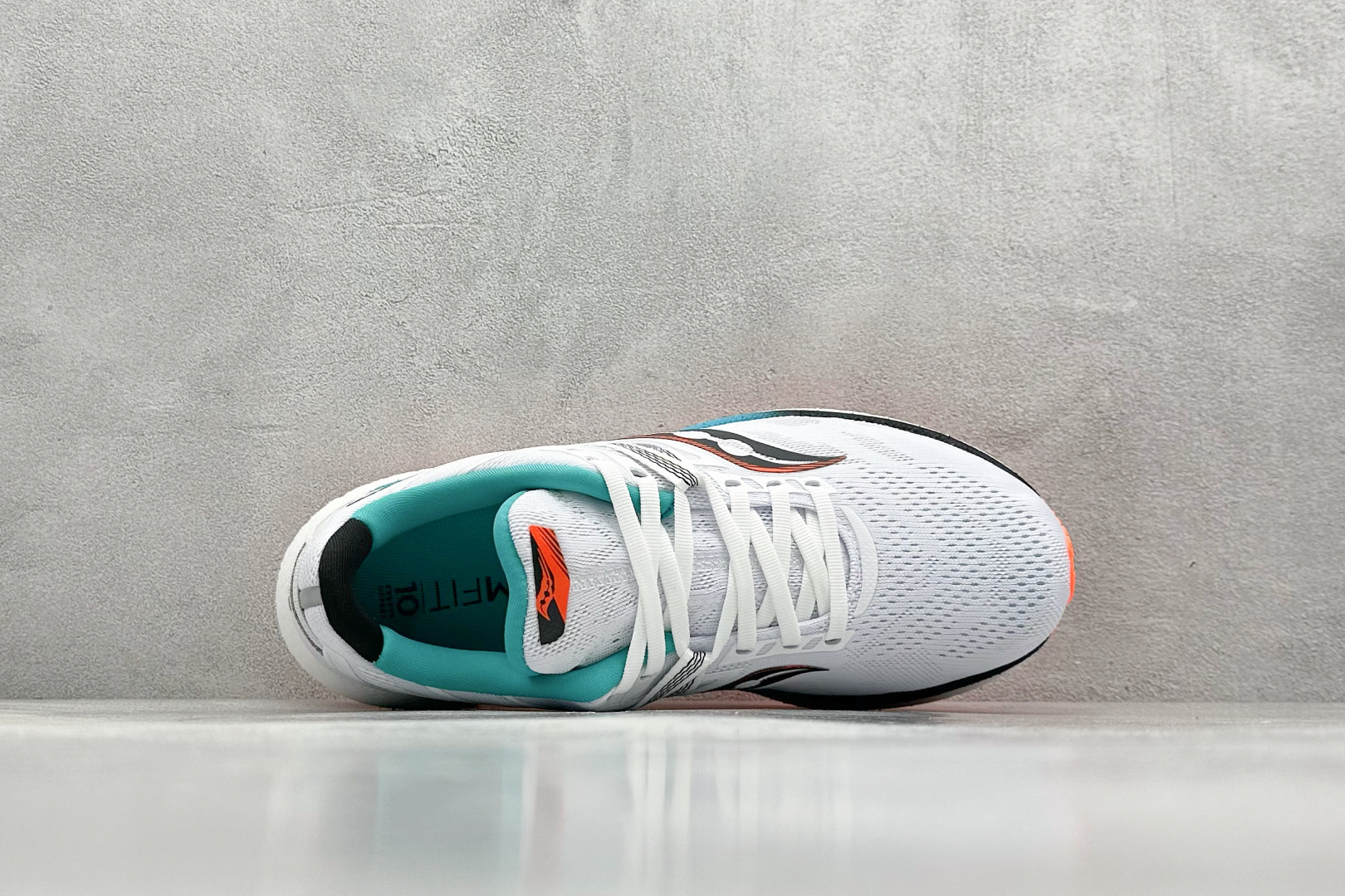 终端放店
XD版 Saucony Triumph 20 索康尼胜利20代旗舰级缓震型跑鞋 性能相比前几