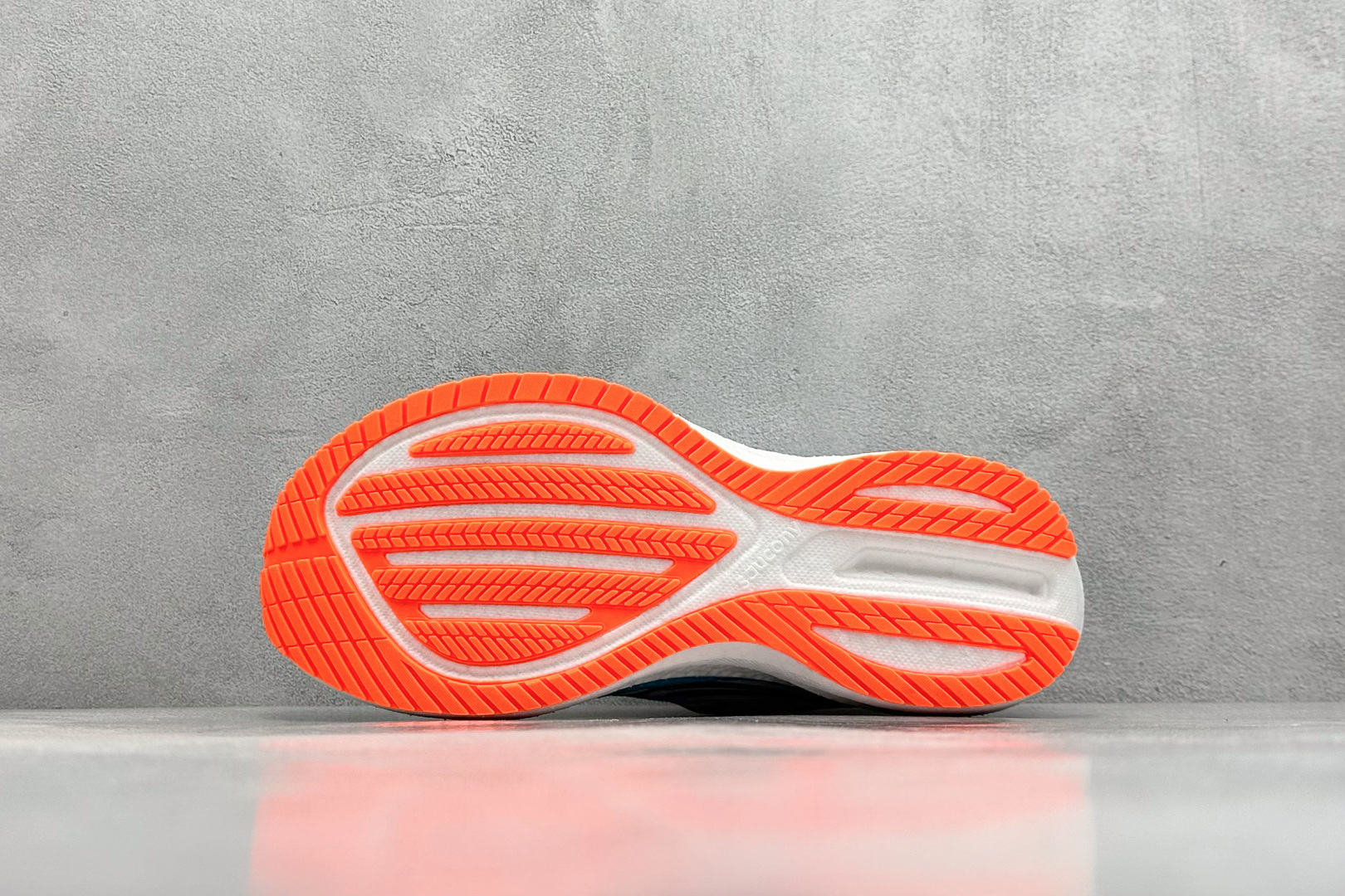 终端放店
XD版 Saucony Triumph 20 索康尼胜利20代旗舰级缓震型跑鞋 性能相比前几