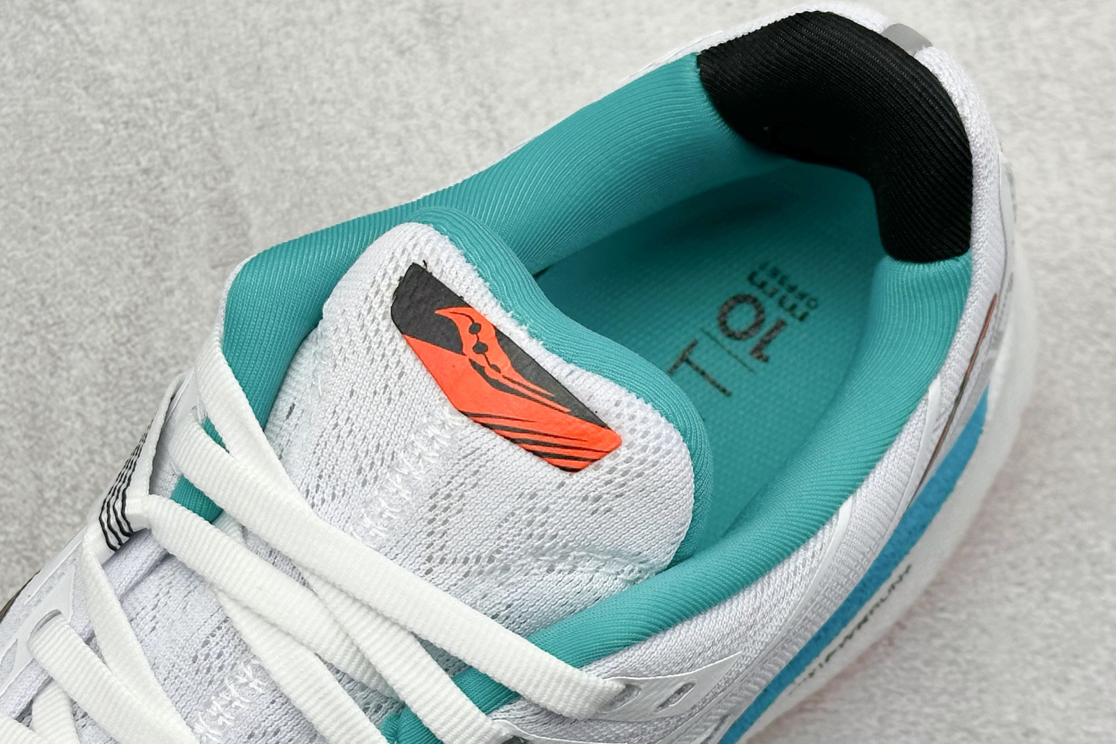 终端放店
XD版 Saucony Triumph 20 索康尼胜利20代旗舰级缓震型跑鞋 性能相比前几