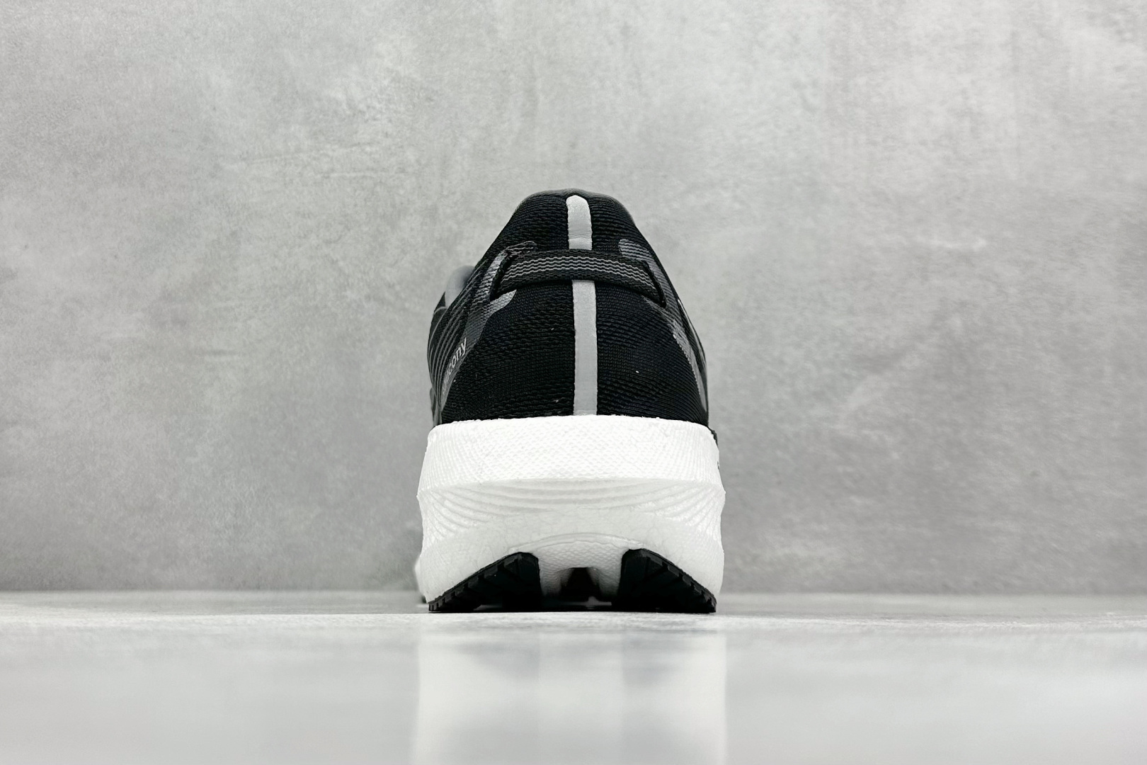 终端放店
XD版 Saucony Triumph 20 索康尼胜利20代旗舰级缓震型跑鞋 性能相比前几