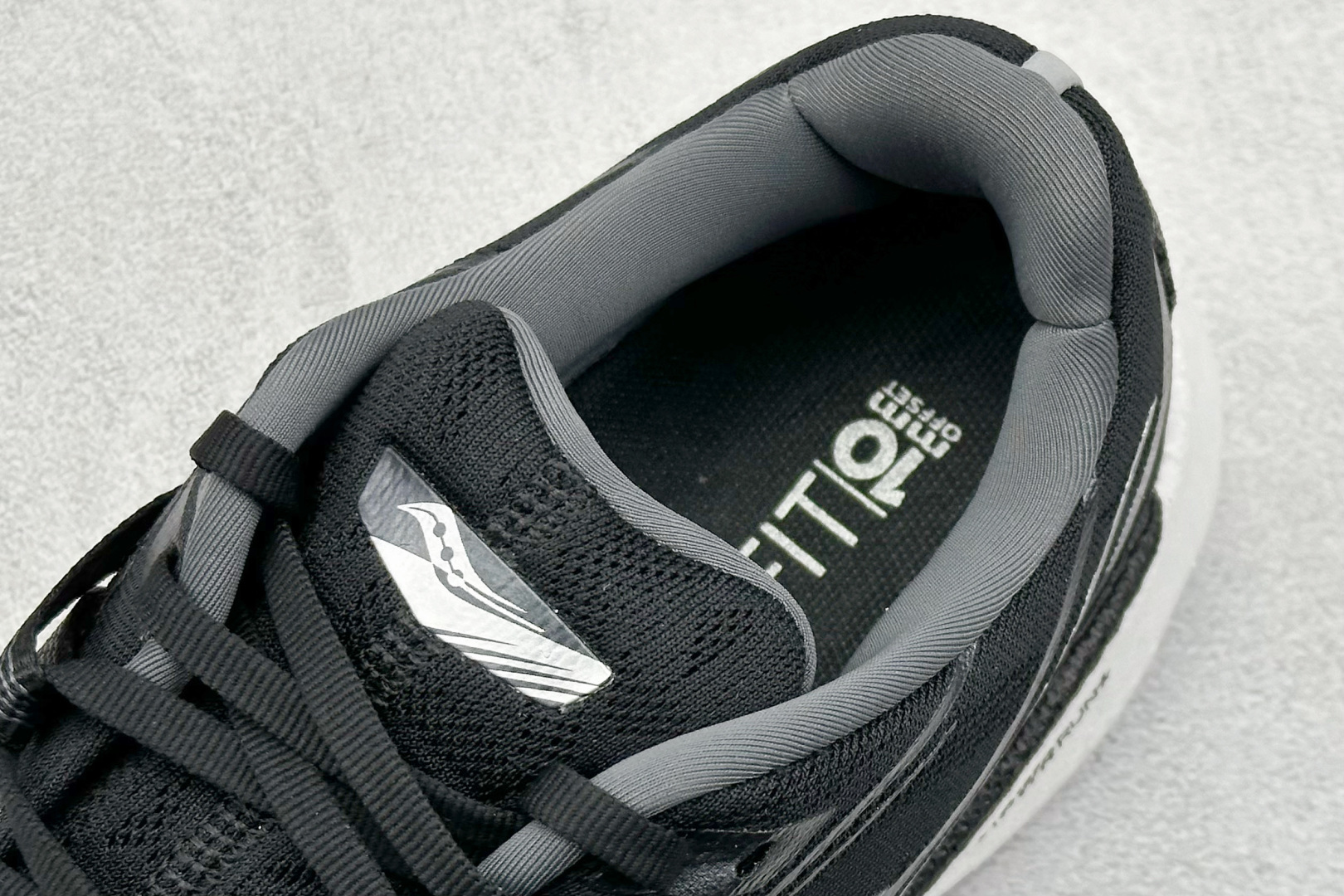 终端放店
XD版 Saucony Triumph 20 索康尼胜利20代旗舰级缓震型跑鞋 性能相比前几