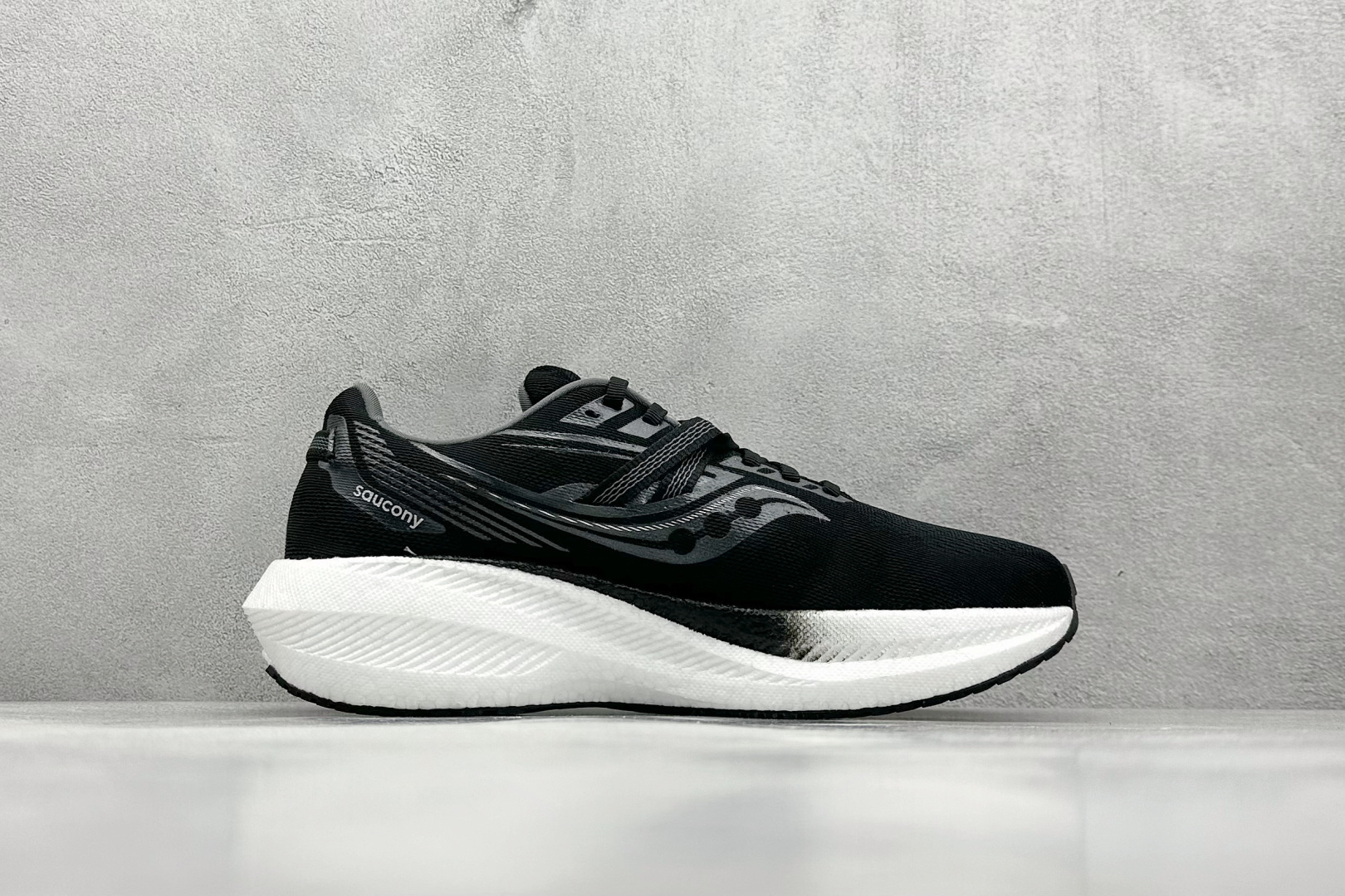 终端放店
XD版 Saucony Triumph 20 索康尼胜利20代旗舰级缓震型跑鞋 性能相比前几