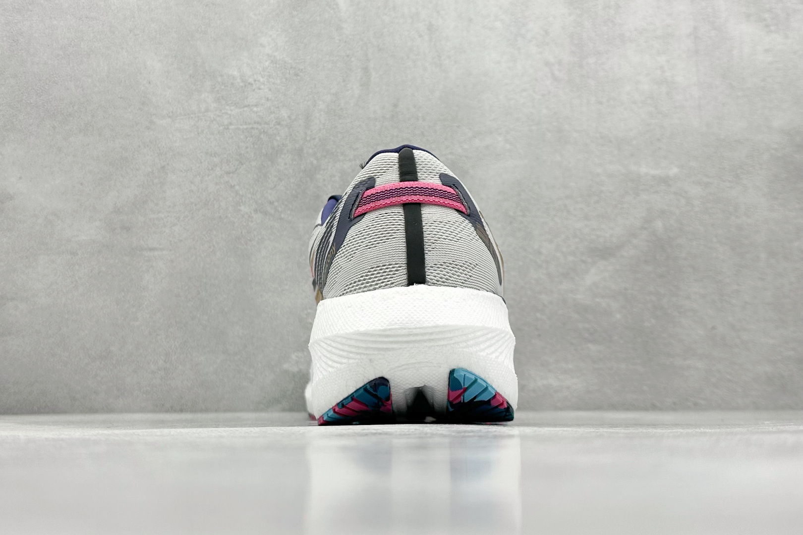 终端放店
XD版 Saucony Triumph 20 索康尼胜利20代旗舰级缓震型跑鞋 性能相比前几