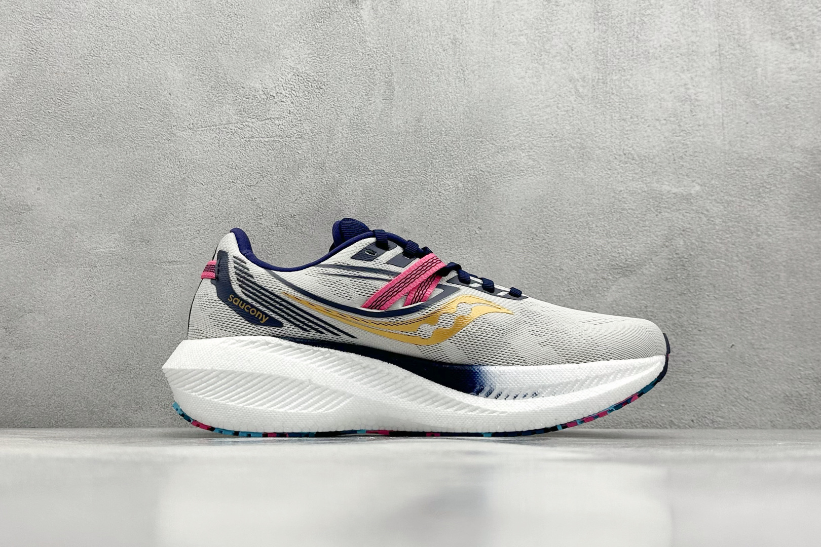 终端放店
XD版 Saucony Triumph 20 索康尼胜利20代旗舰级缓震型跑鞋 性能相比前几