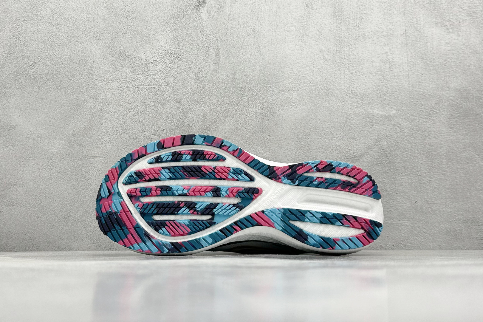 终端放店
XD版 Saucony Triumph 20 索康尼胜利20代旗舰级缓震型跑鞋 性能相比前几