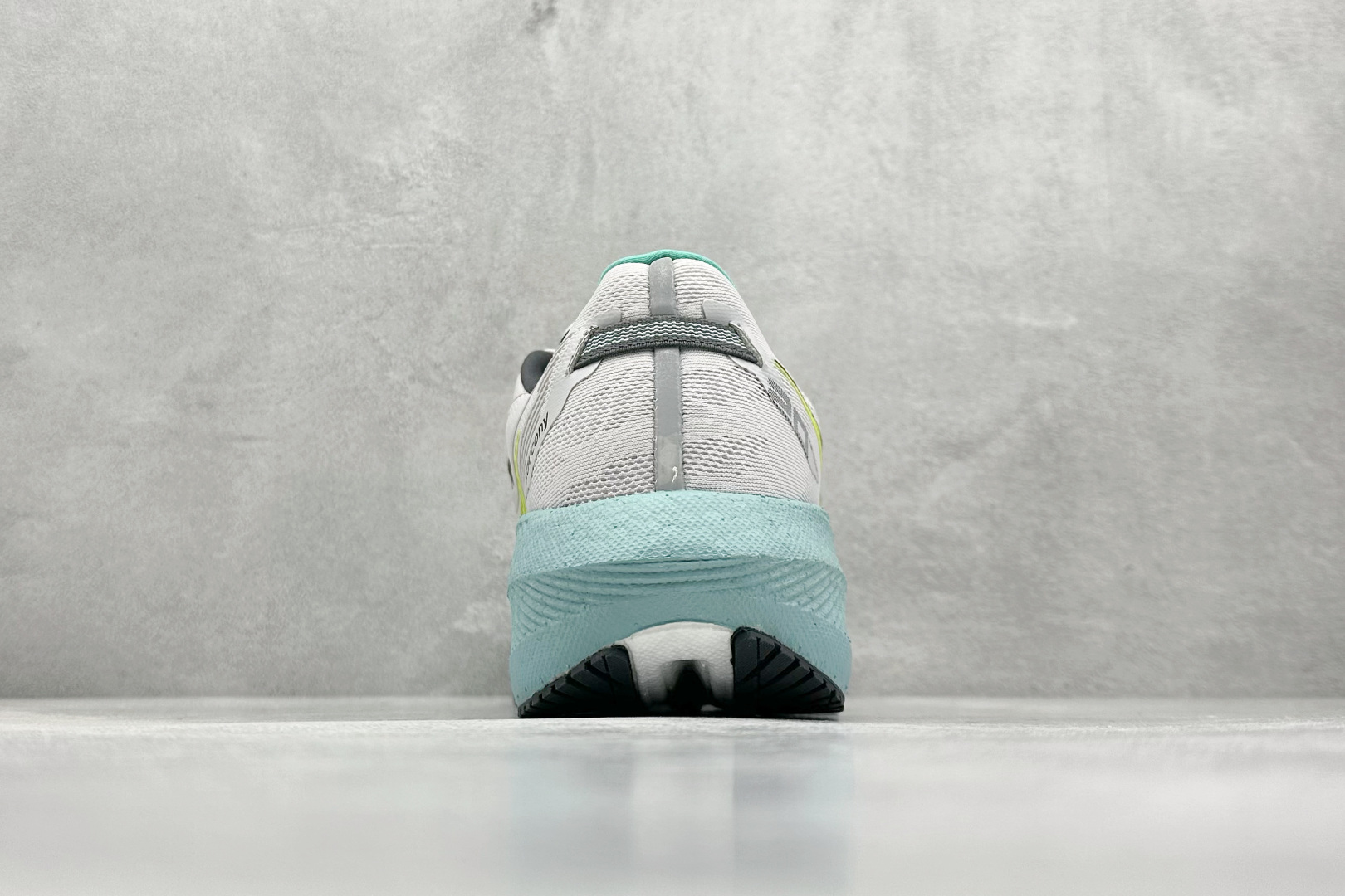 终端放店
XD版 Saucony Triumph 20 索康尼胜利20代旗舰级缓震型跑鞋 性能相比前几