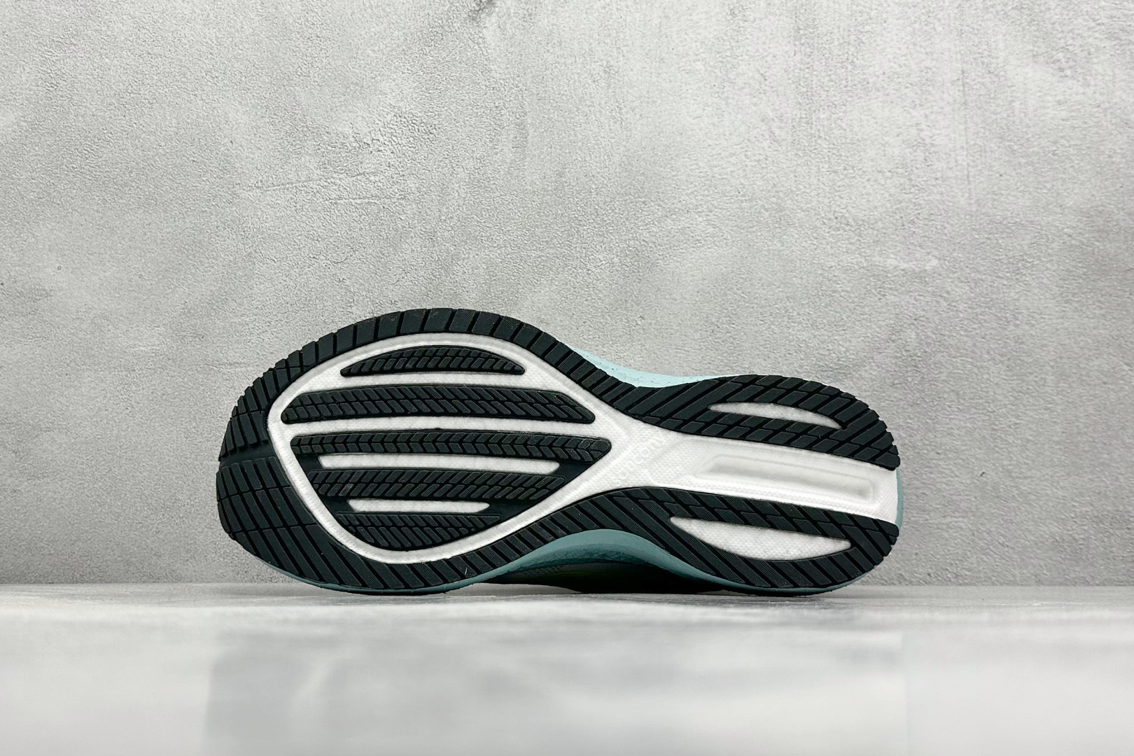 终端放店
XD版 Saucony Triumph 20 索康尼胜利20代旗舰级缓震型跑鞋 性能相比前几