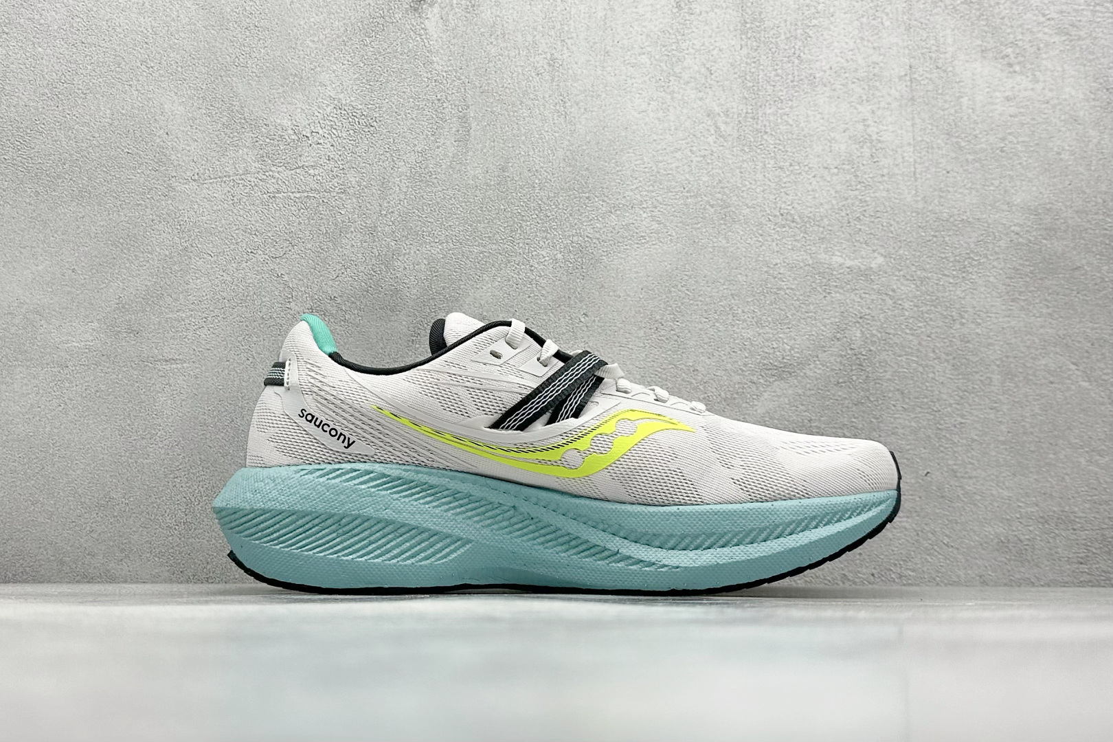 终端放店
XD版 Saucony Triumph 20 索康尼胜利20代旗舰级缓震型跑鞋 性能相比前几