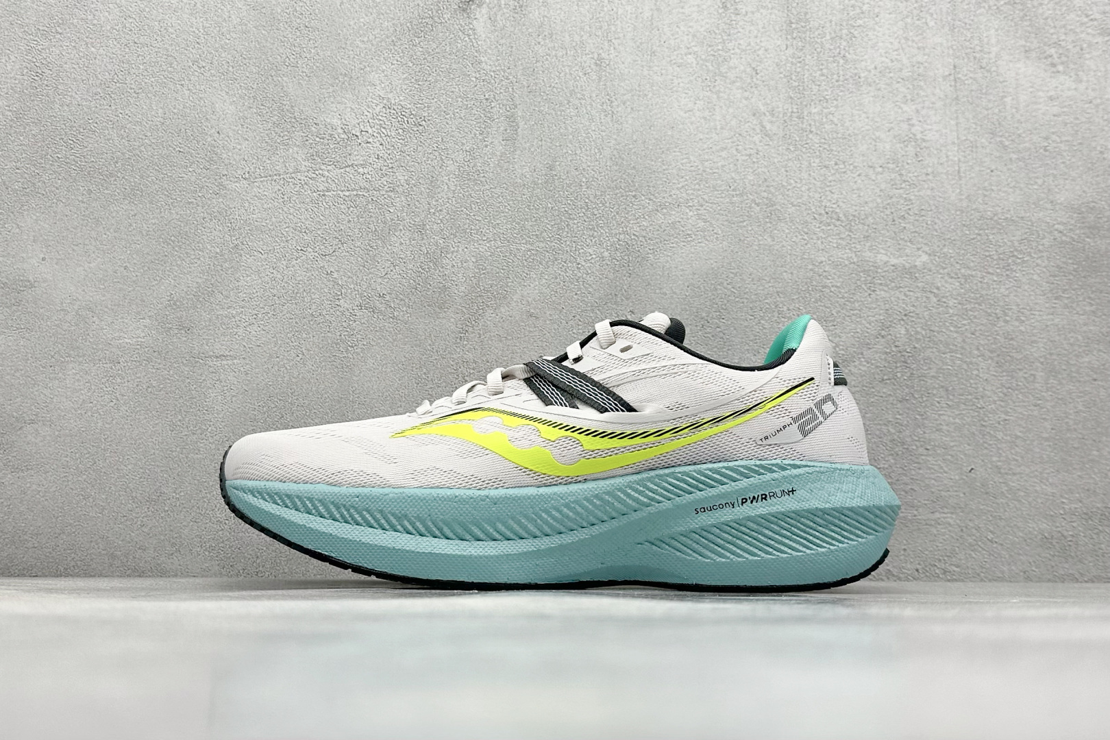 终端放店
XD版 Saucony Triumph 20 索康尼胜利20代旗舰级缓震型跑鞋 性能相比前几