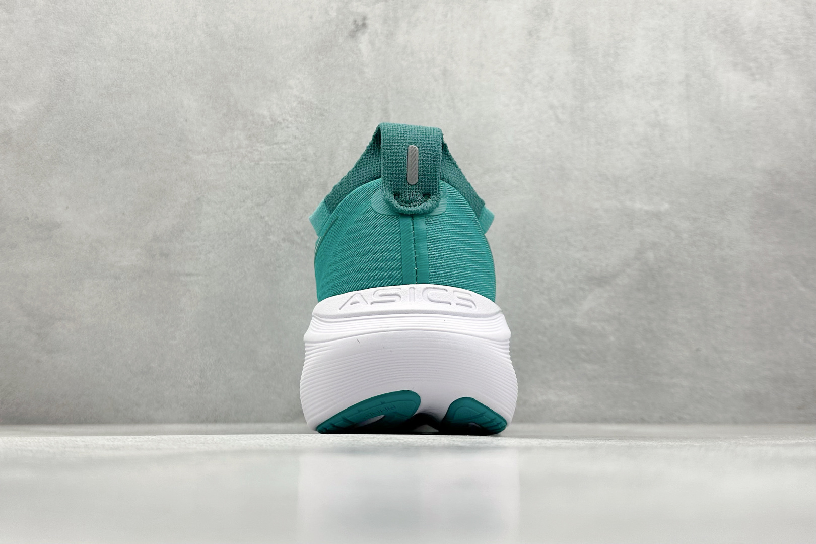  
Asics Gel-NOVABLAST 5 LE 亚瑟士复古透气休闲鞋缓震男子耐磨跑步鞋 

货号：