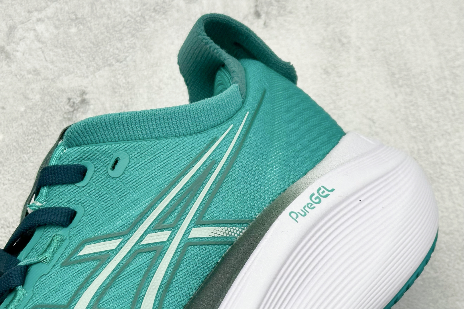  
Asics Gel-NOVABLAST 5 LE 亚瑟士复古透气休闲鞋缓震男子耐磨跑步鞋 

货号：