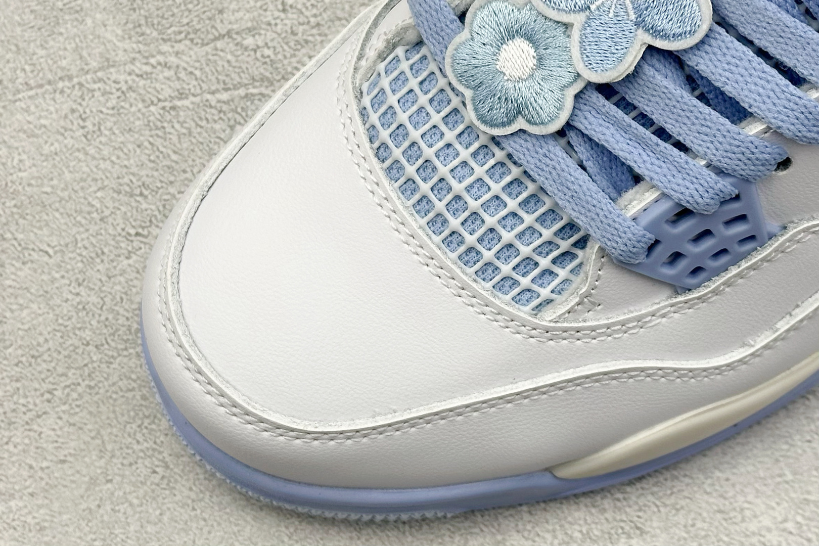 Air Jordan 4 Retro Aluminum 白蓝色
鞋身整体以白色皮革为主色调,辅以浅蓝