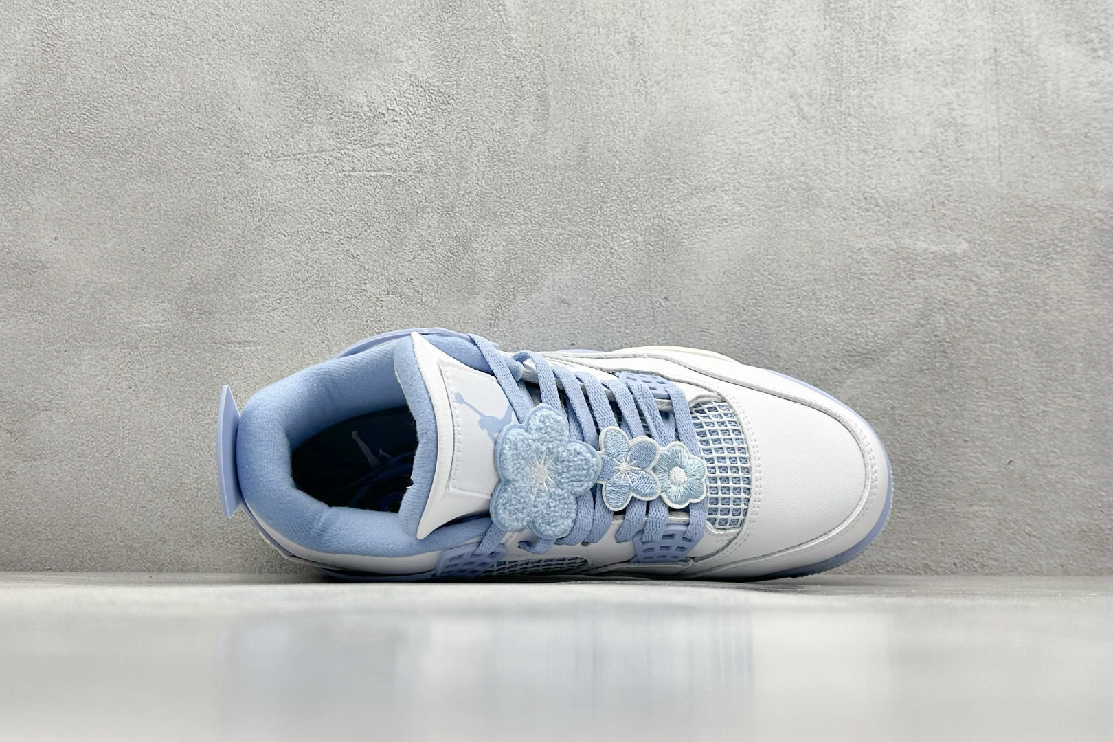 Air Jordan 4 Retro Aluminum 白蓝色
鞋身整体以白色皮革为主色调,辅以浅蓝
