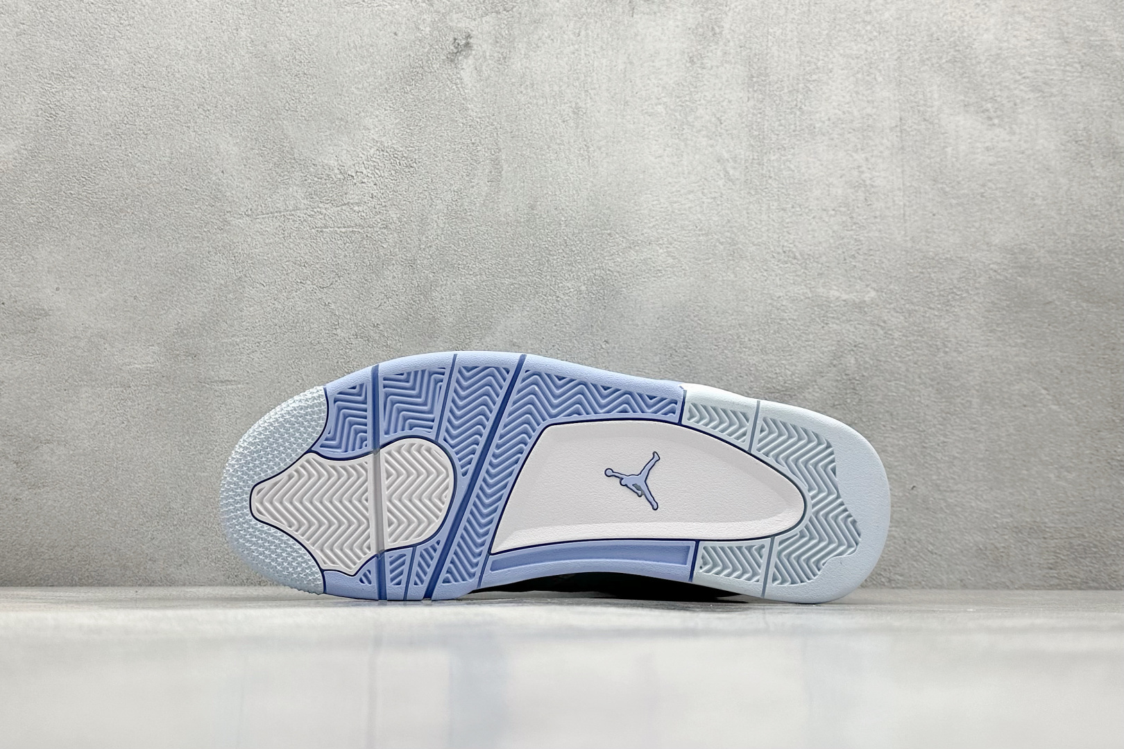 Air Jordan 4 Retro Aluminum 白蓝色
鞋身整体以白色皮革为主色调,辅以浅蓝