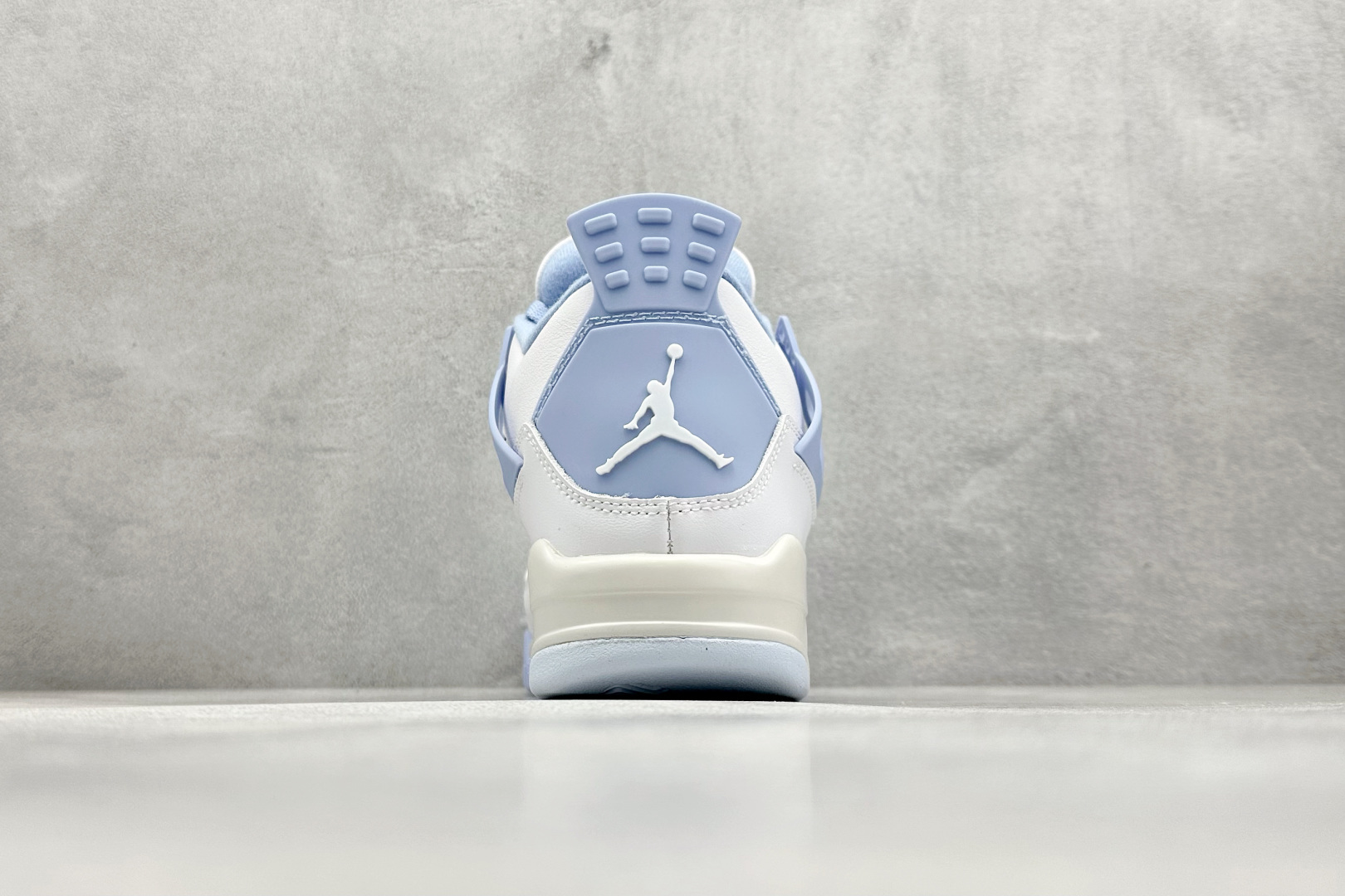Air Jordan 4 Retro Aluminum 白蓝色
鞋身整体以白色皮革为主色调,辅以浅蓝