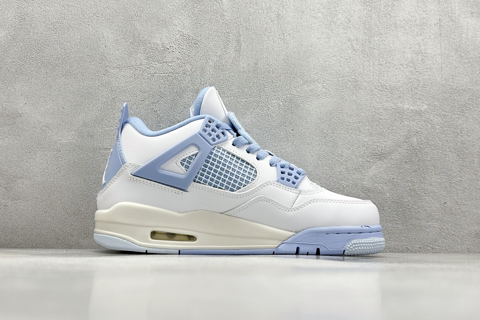 Air Jordan 4 Retro Aluminum 白蓝色
鞋身整体以白色皮革为主色调,辅以浅蓝
