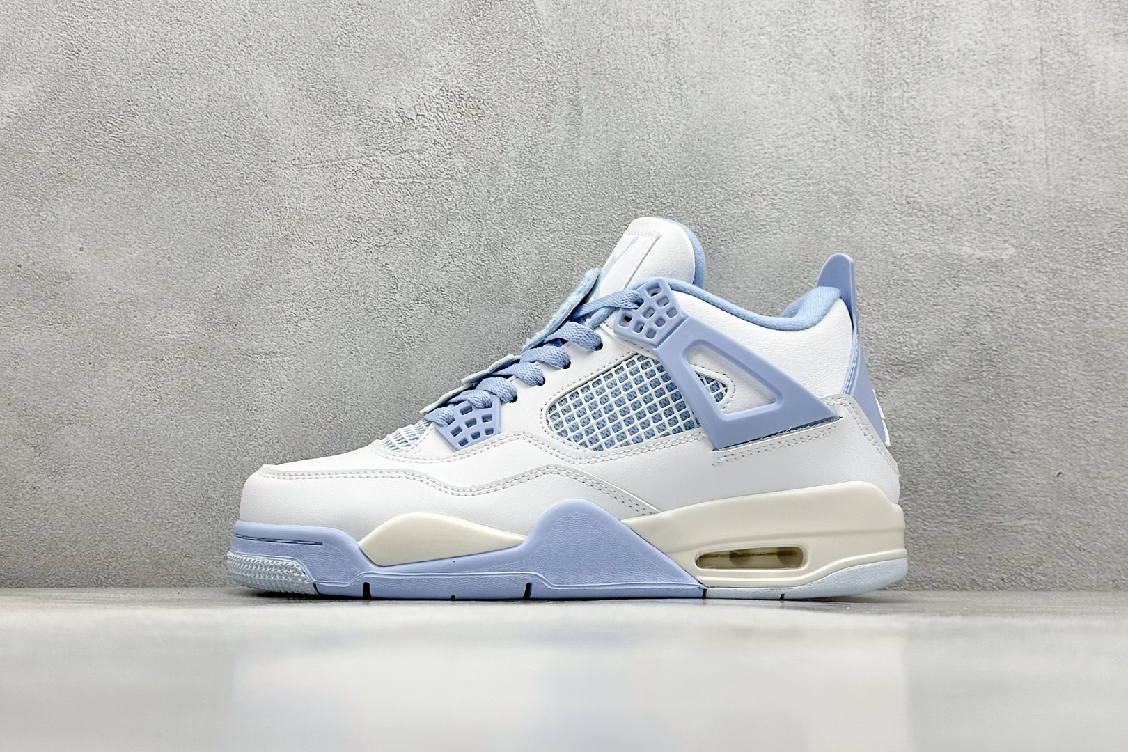 Air Jordan 4 Retro Aluminum 白蓝色
鞋身整体以白色皮革为主色调,辅以浅蓝