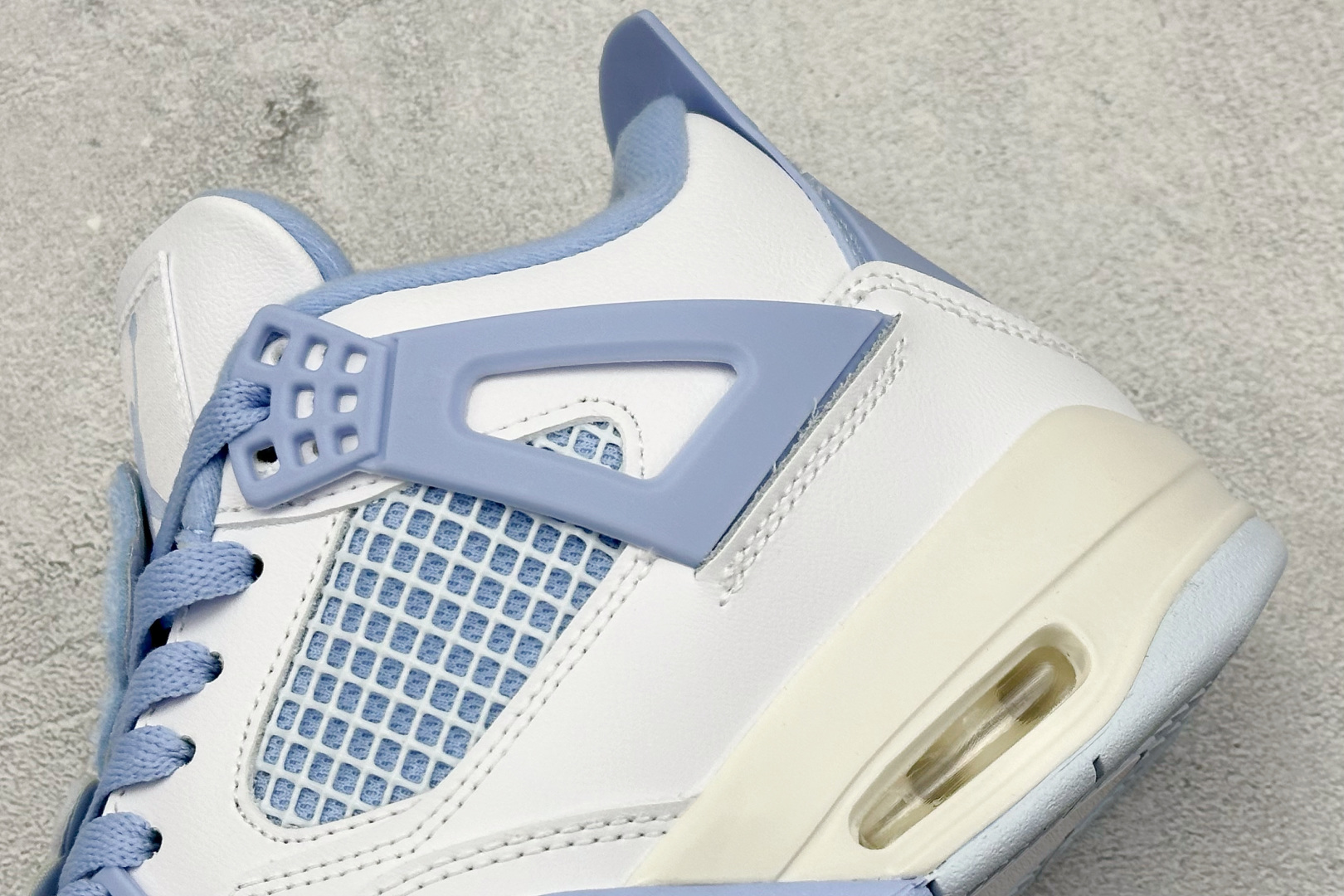 Air Jordan 4 Retro Aluminum 白蓝色
鞋身整体以白色皮革为主色调,辅以浅蓝