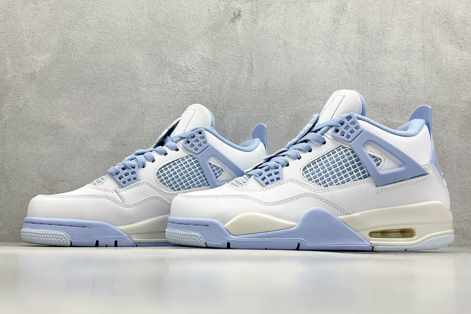 Air Jordan 4 Retro Aluminum 白蓝色
鞋身整体以白色皮革为主色调,辅以浅蓝
