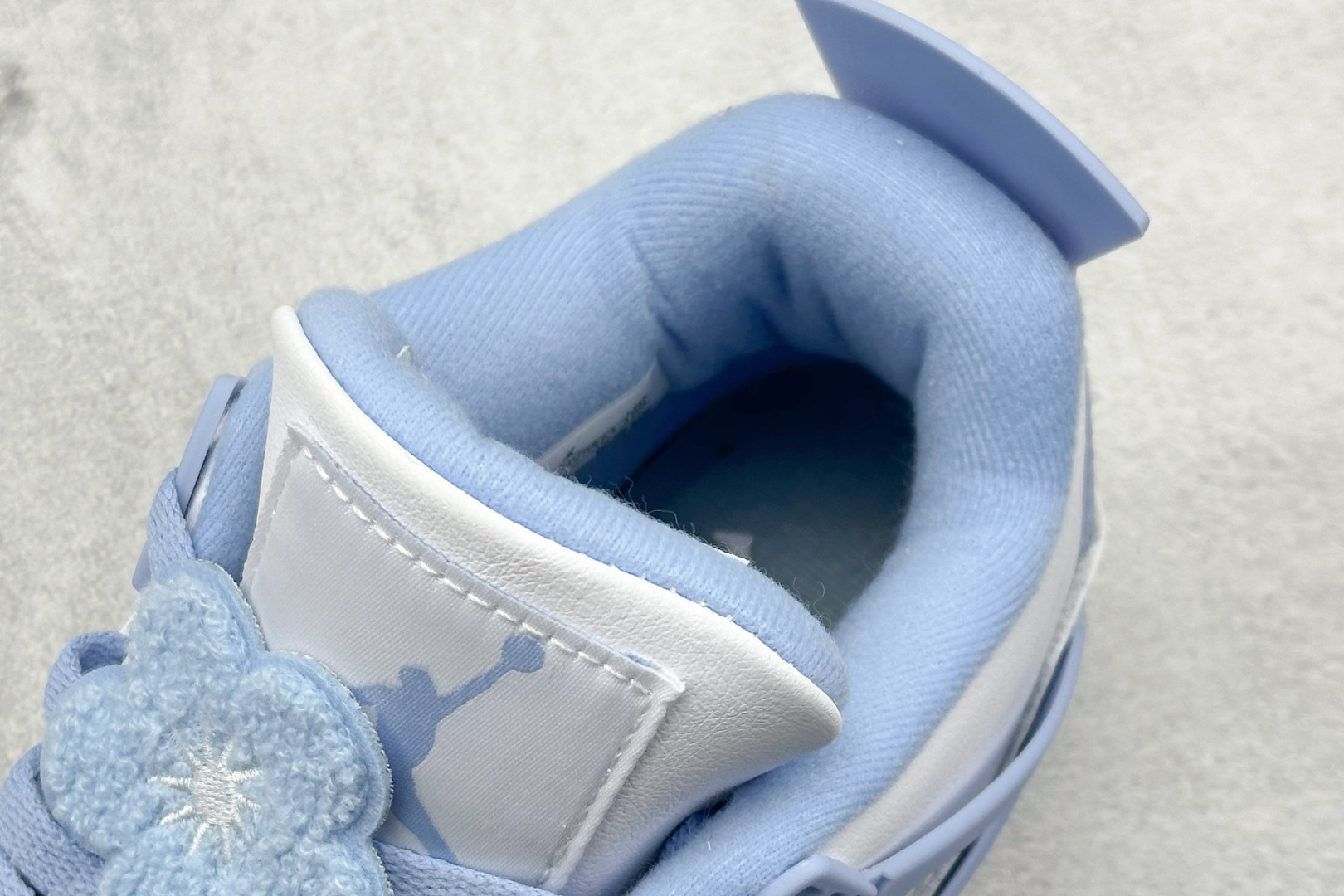 Air Jordan 4 Retro Aluminum 白蓝色
鞋身整体以白色皮革为主色调,辅以浅蓝