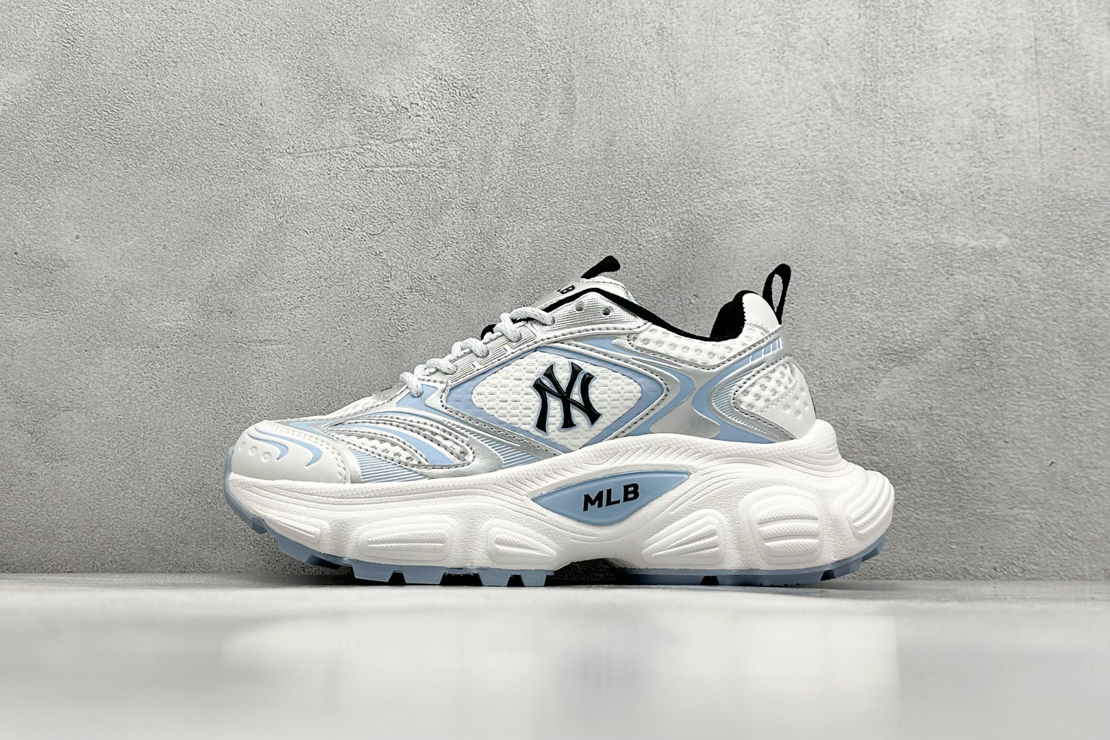  终端放店
NY版 MLB Chunky Runner Basic 老爹鞋系列低帮轻量增高厚底百搭休闲运