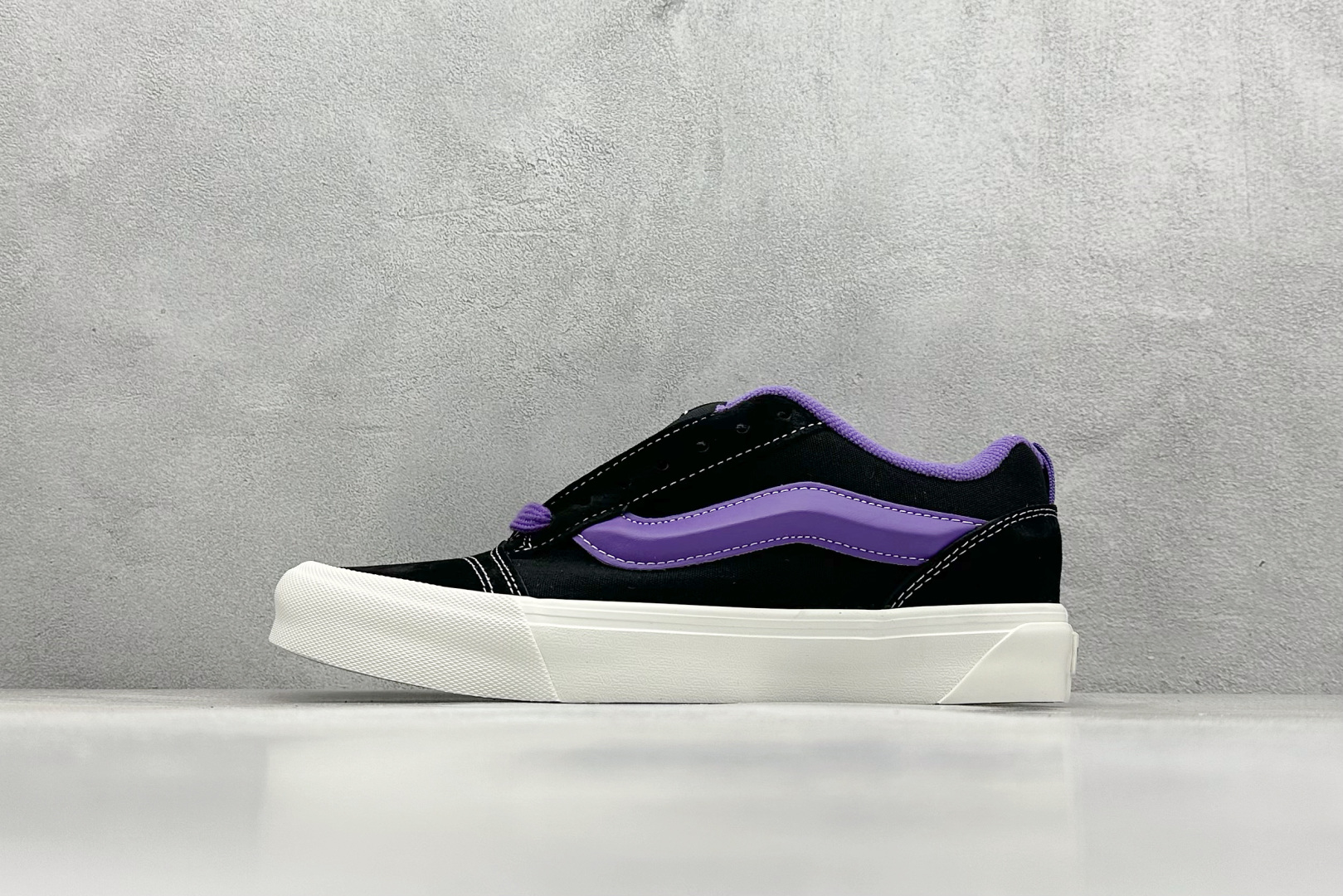  
Vans Knu Skool 黑紫
肥胖版立体大Logo 加厚鞋舌 
低帮复古休闲硫化面包鞋
尺码：